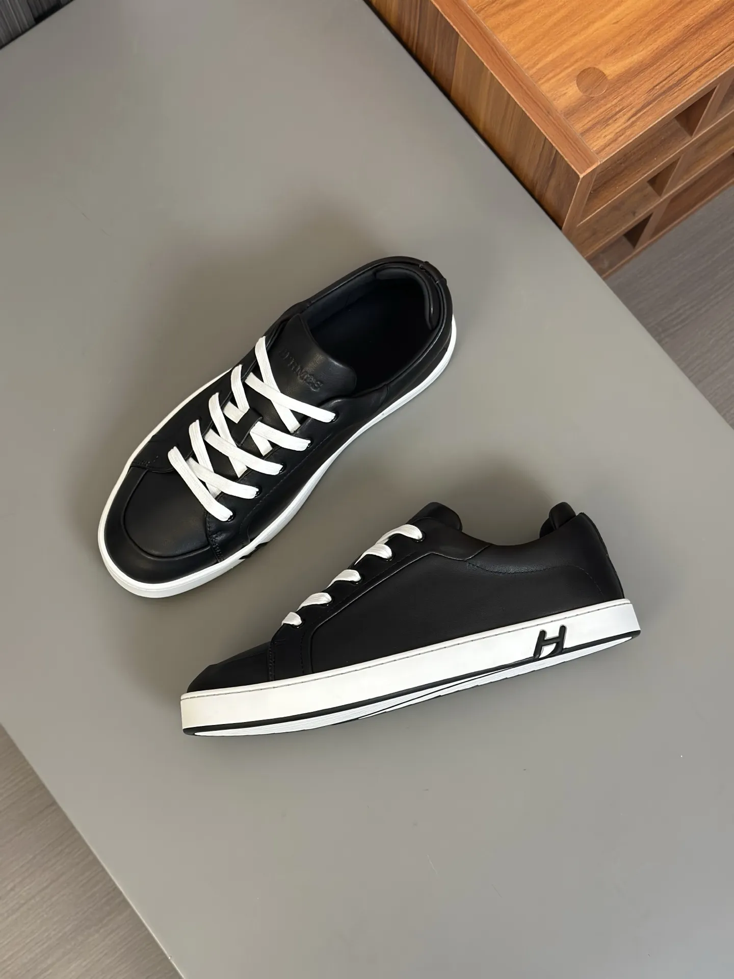 HERMES厚底スニーカー黒 モデル - 画像 (3)