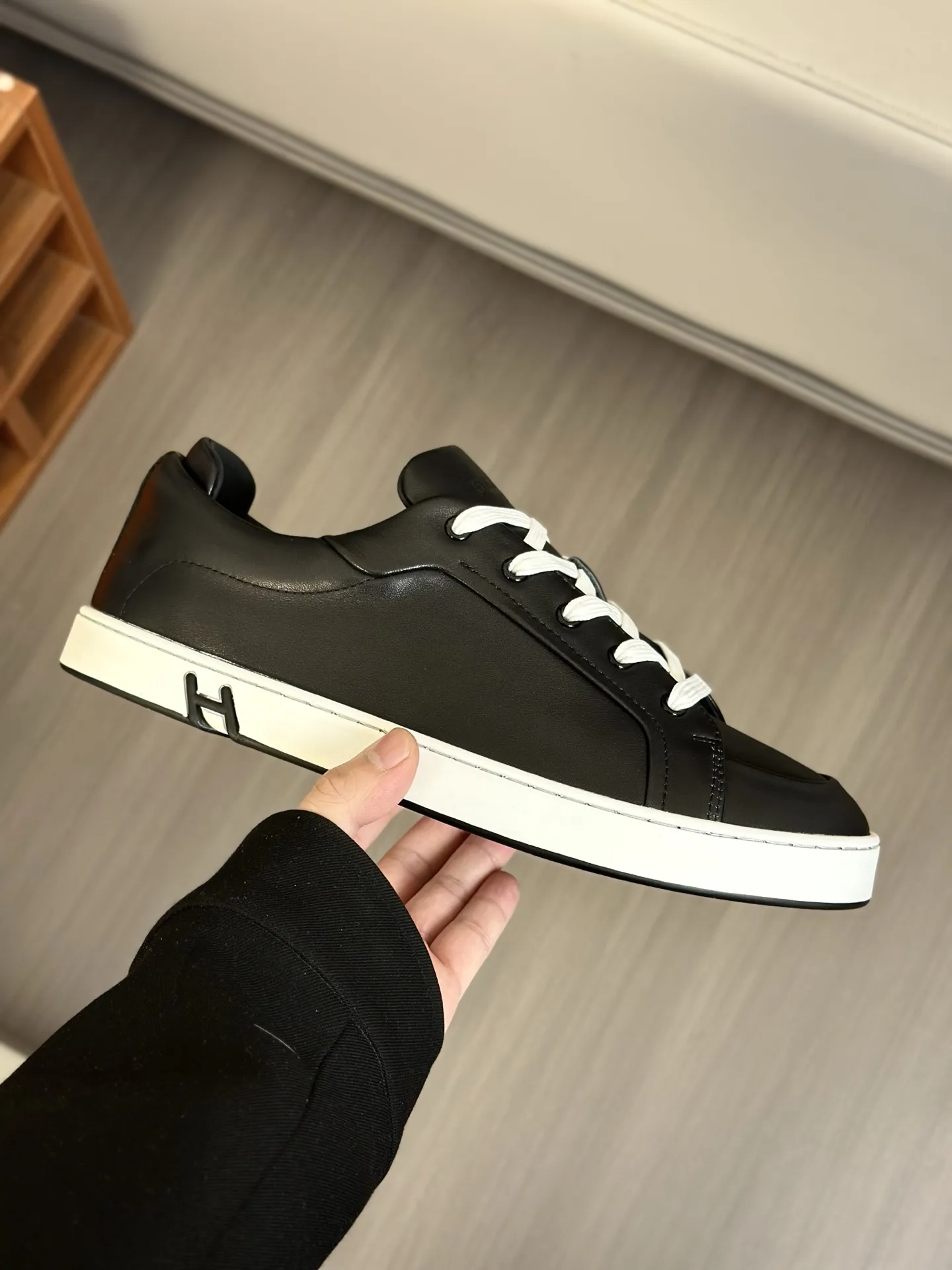 HERMES厚底スニーカー黒 モデル - 画像 (6)