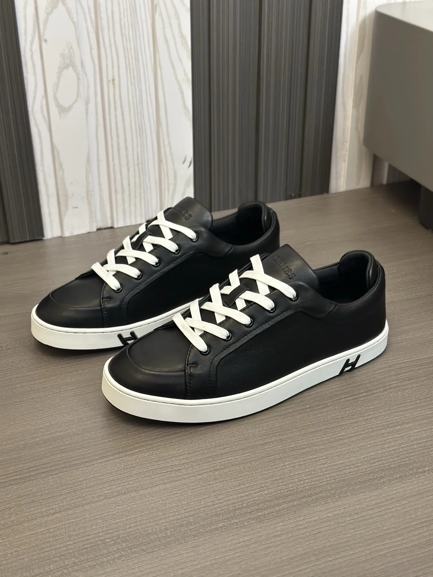 HERMES厚底スニーカー黒 モデル