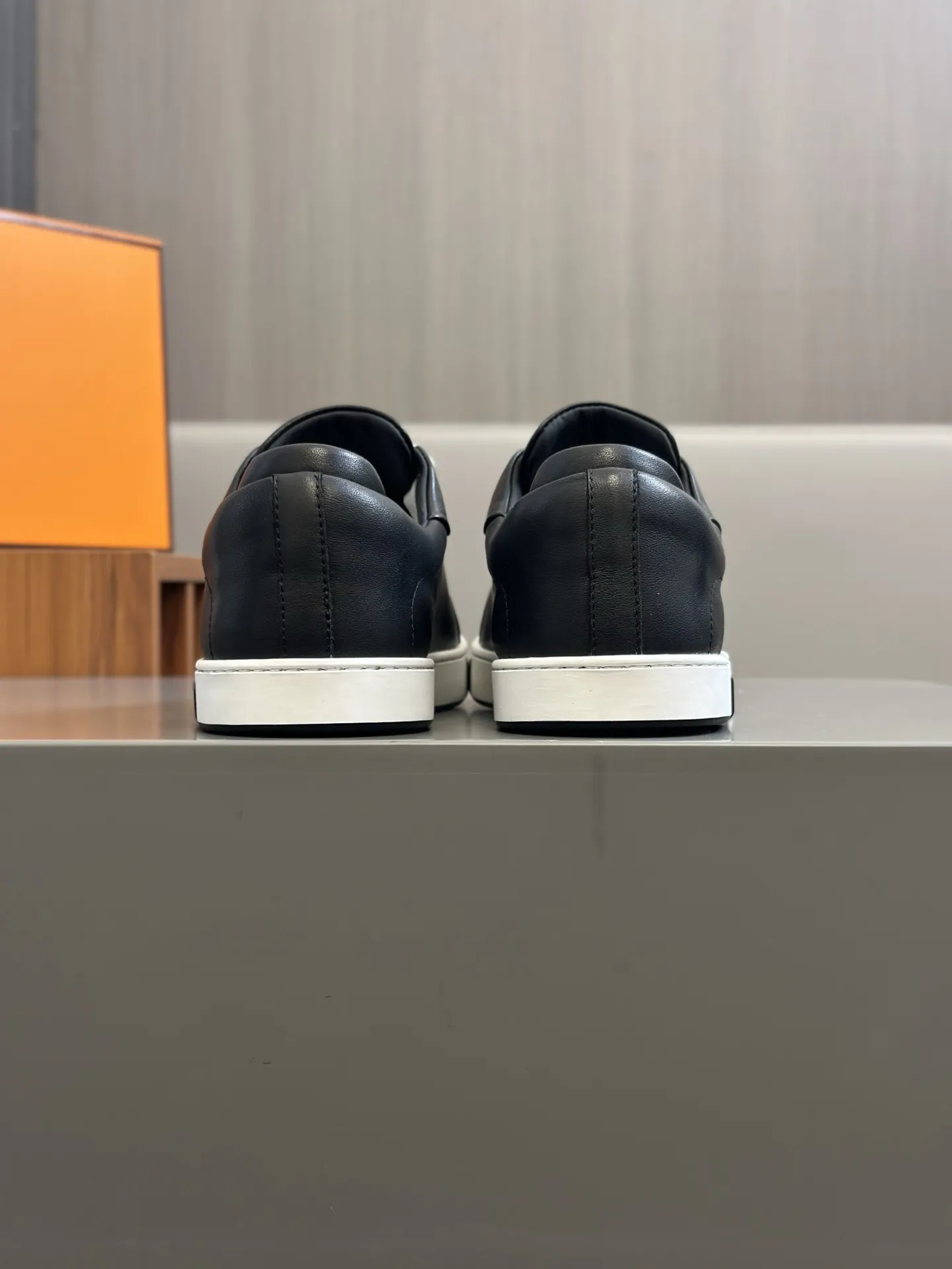 HERMES厚底スニーカー黒 モデル - 画像 (8)