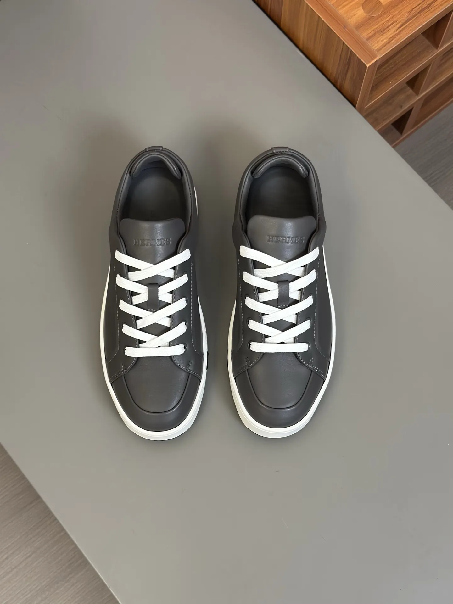 HERMES 厚底スニーカー 黒 スタイル - 画像 (3)