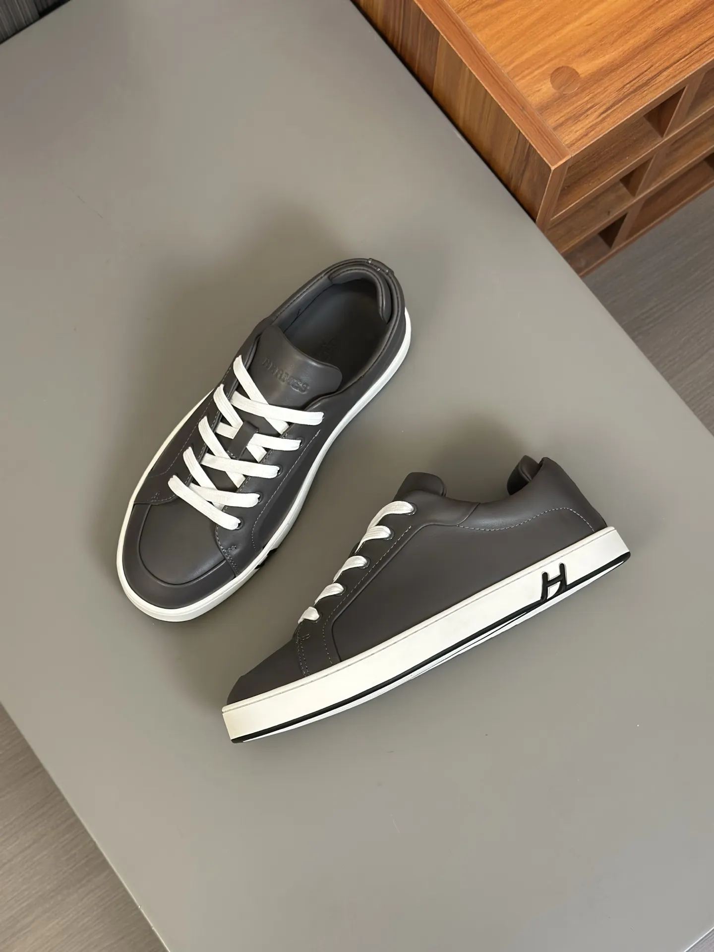 HERMES 厚底スニーカー 黒 スタイル - 画像 (4)