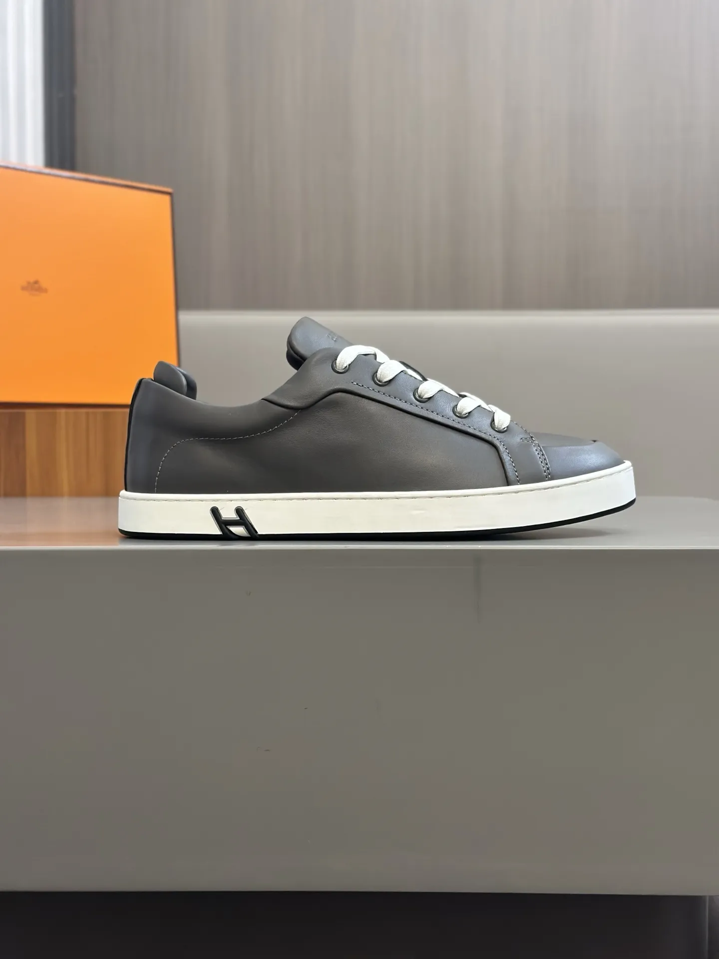 HERMES 厚底スニーカー 黒 スタイル - 画像 (5)