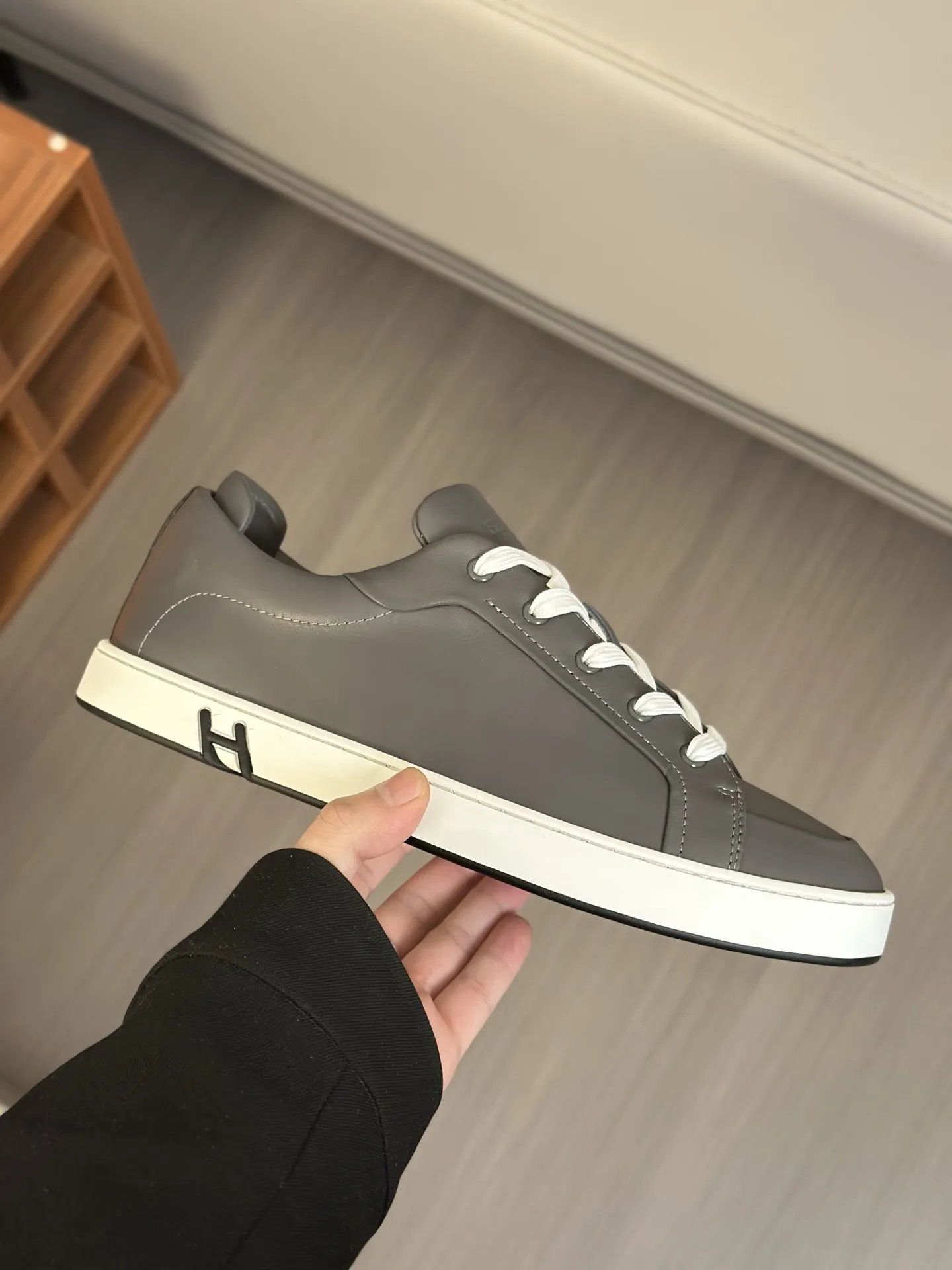 HERMES 厚底スニーカー 黒 スタイル - 画像 (6)