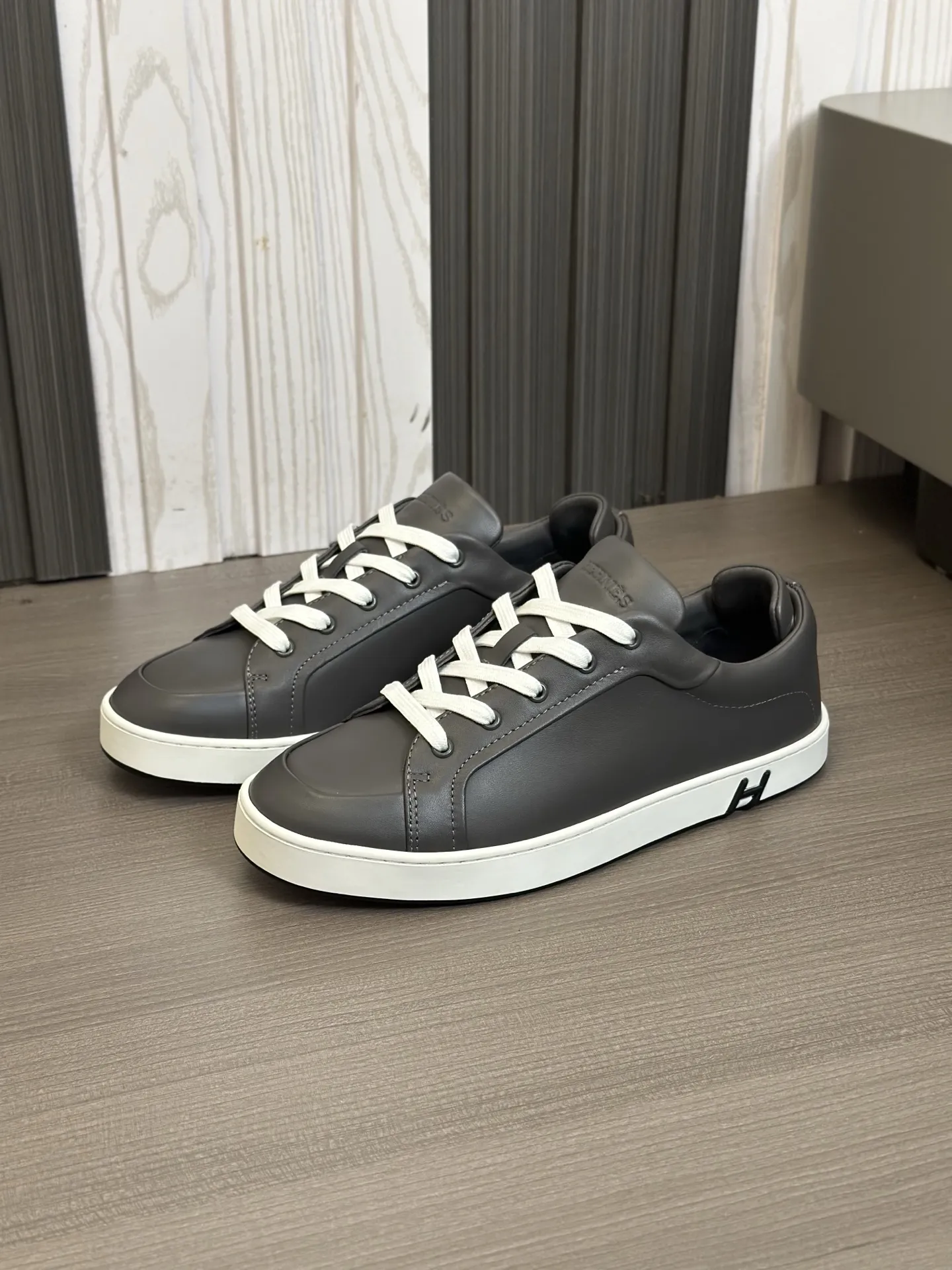HERMES 厚底スニーカー 黒 スタイル
