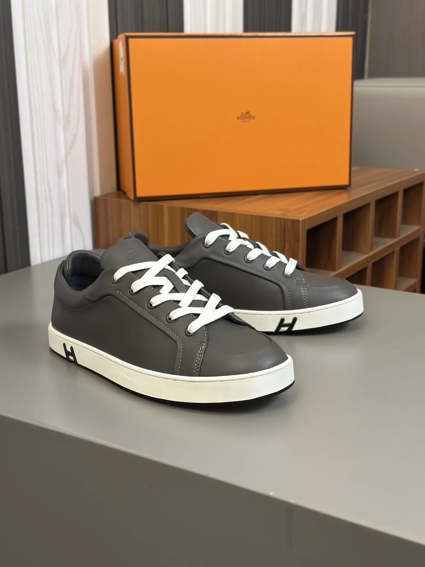 HERMES 厚底スニーカー 黒 スタイル - 画像 (7)