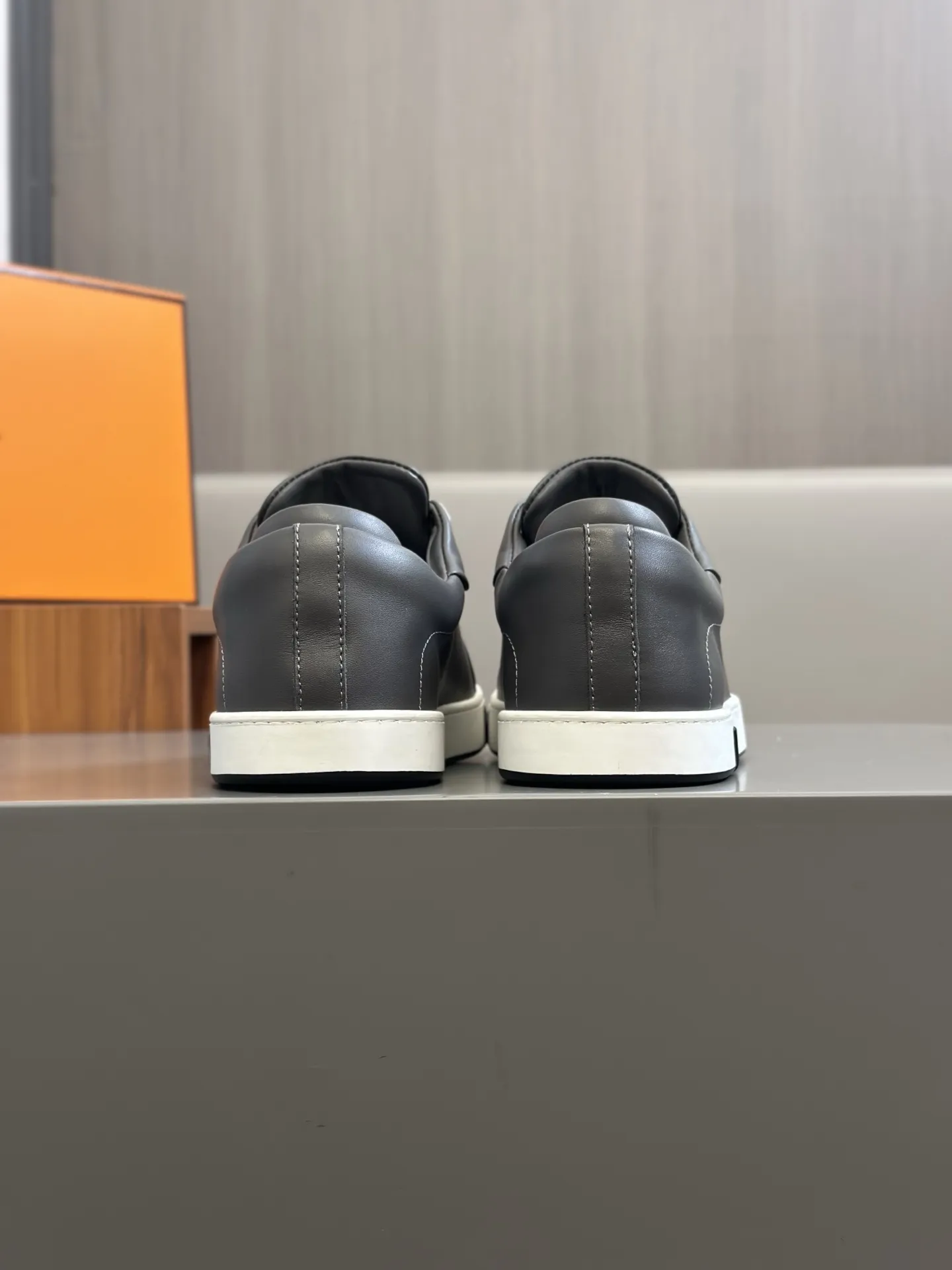 HERMES 厚底スニーカー 黒 スタイル - 画像 (8)