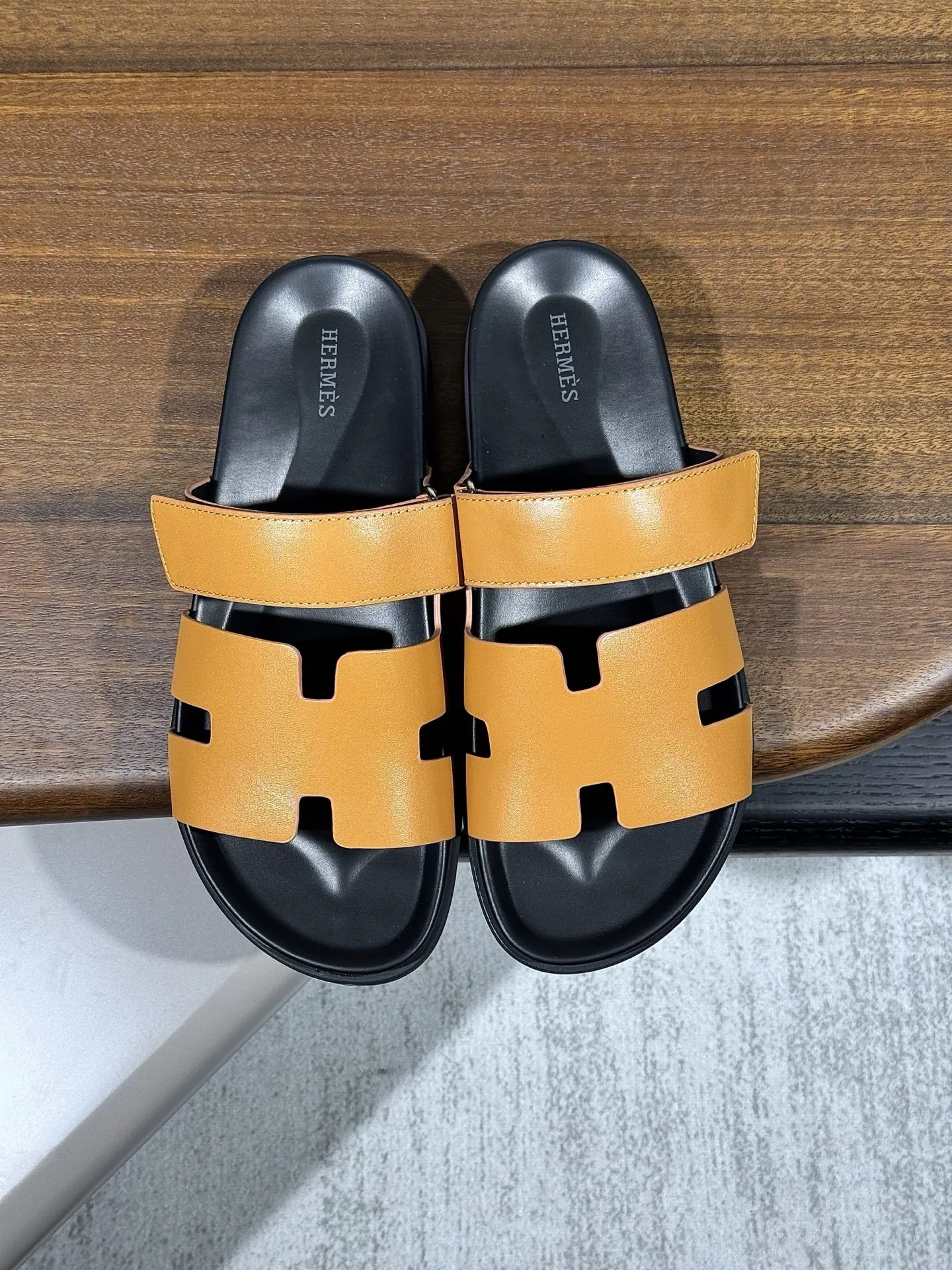 HERMES オレンジ サンダル クラシックデザイン