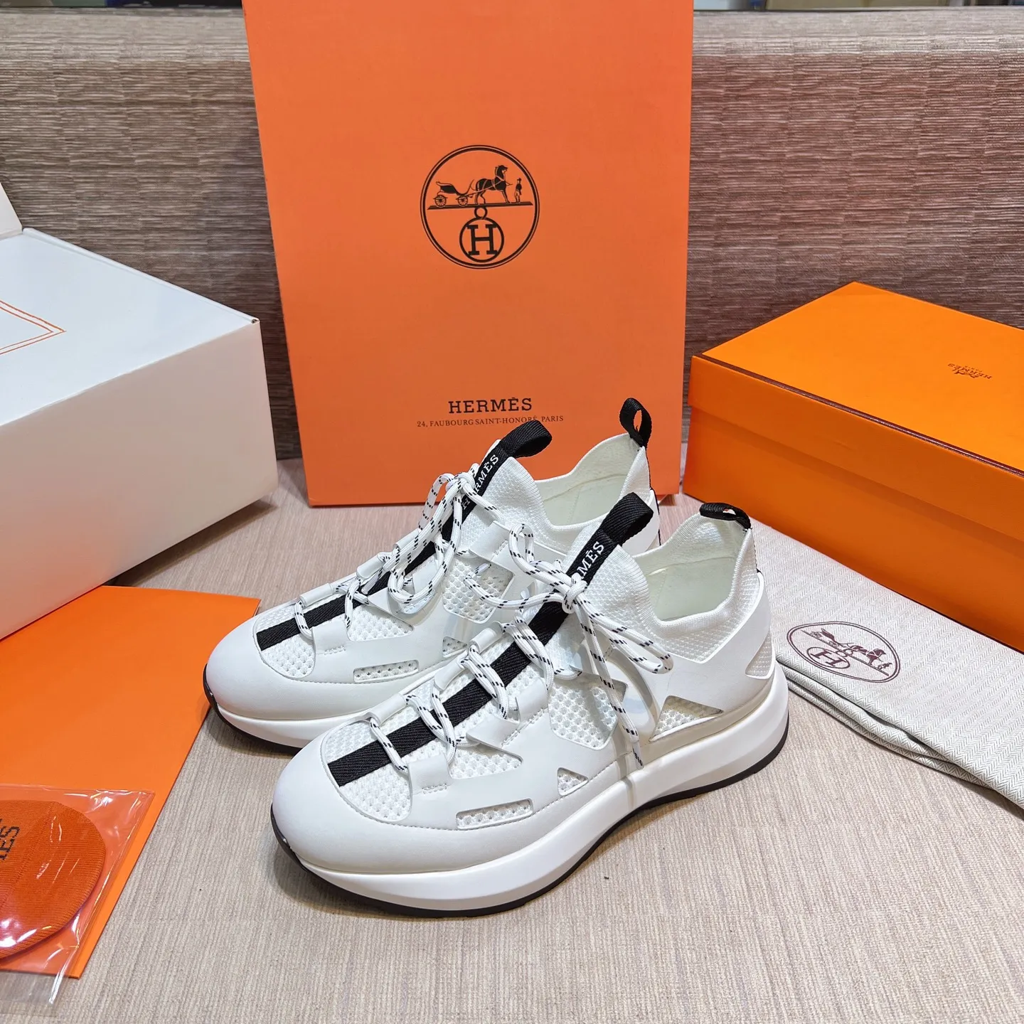 エルメス 厚底スニーカー ホワイト デザイン