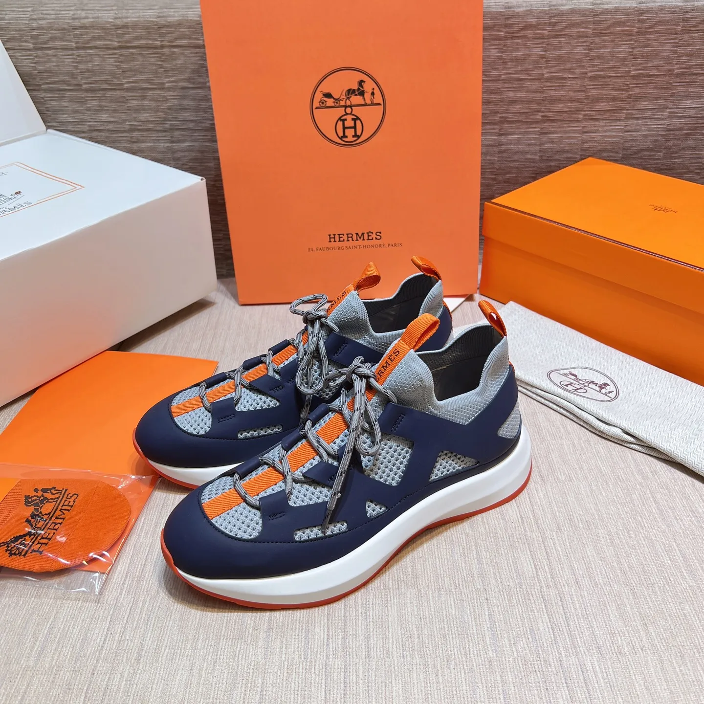 エルメス厚底スニーカー ブルーとオレンジ