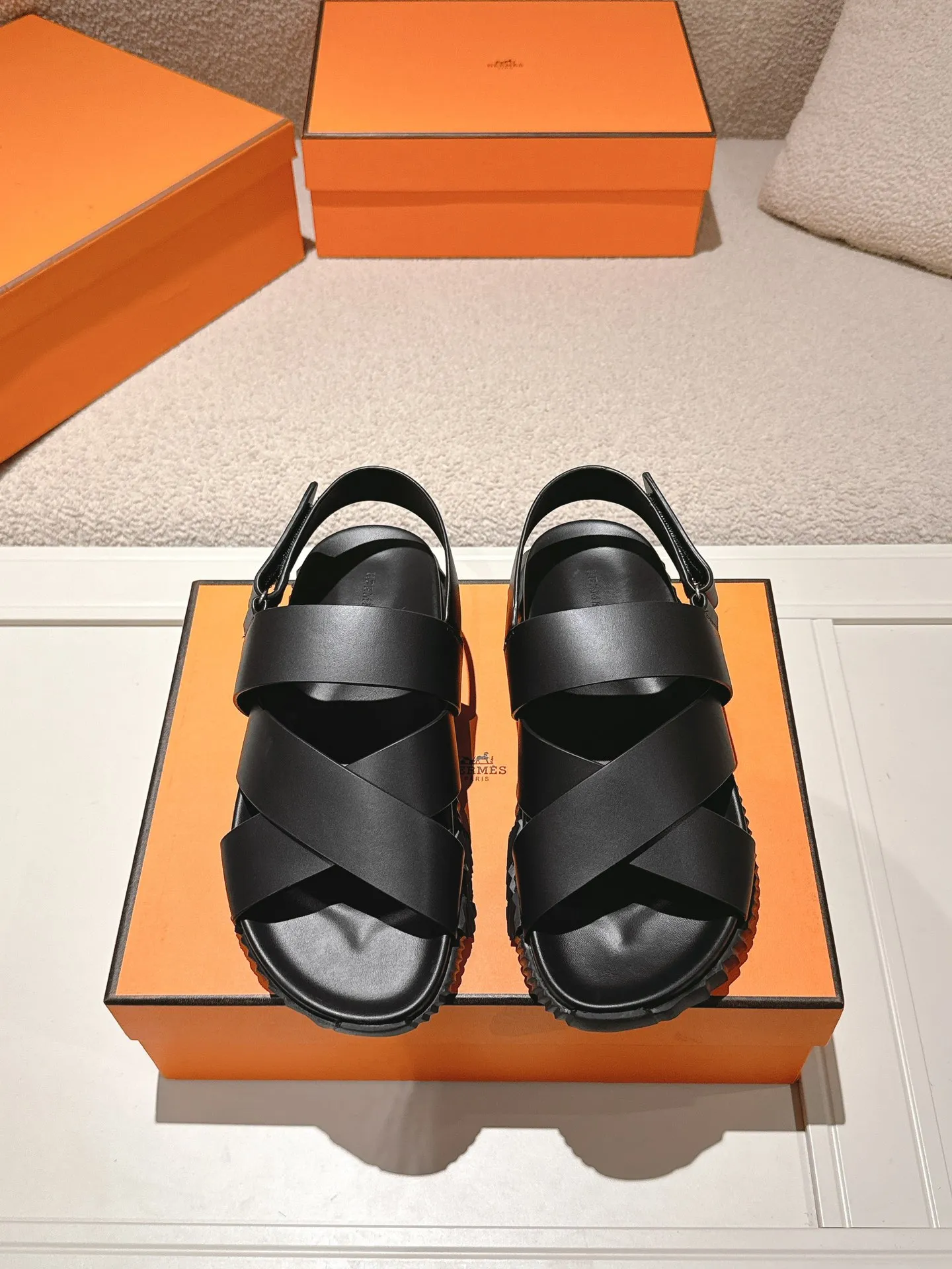 Hermès クロスサンダル ブラック スタイル