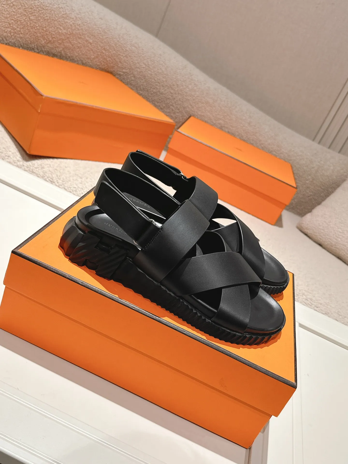 Hermès クロスサンダル ブラック スタイル - 画像 (3)