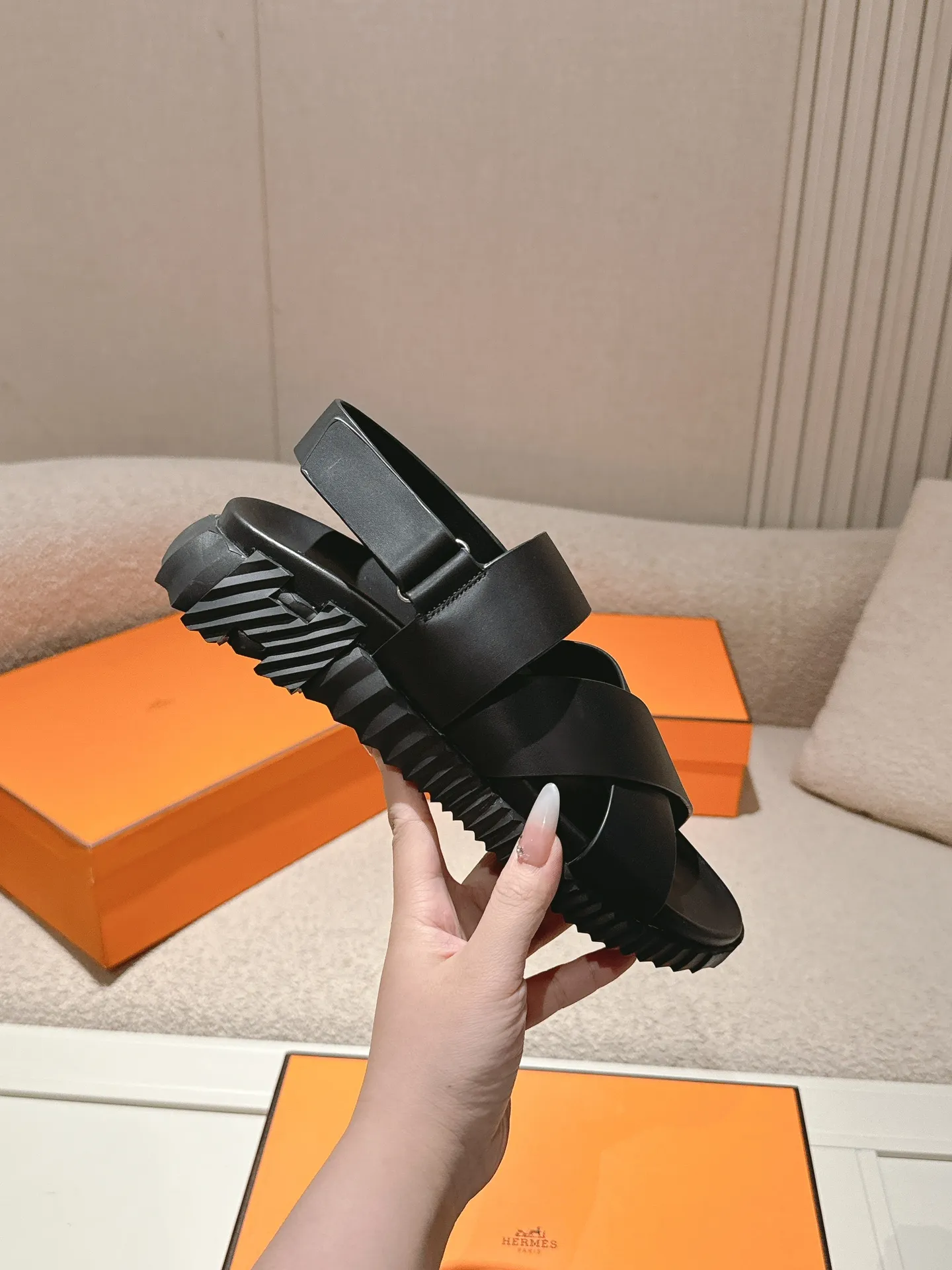 Hermès クロスサンダル ブラック スタイル - 画像 (4)