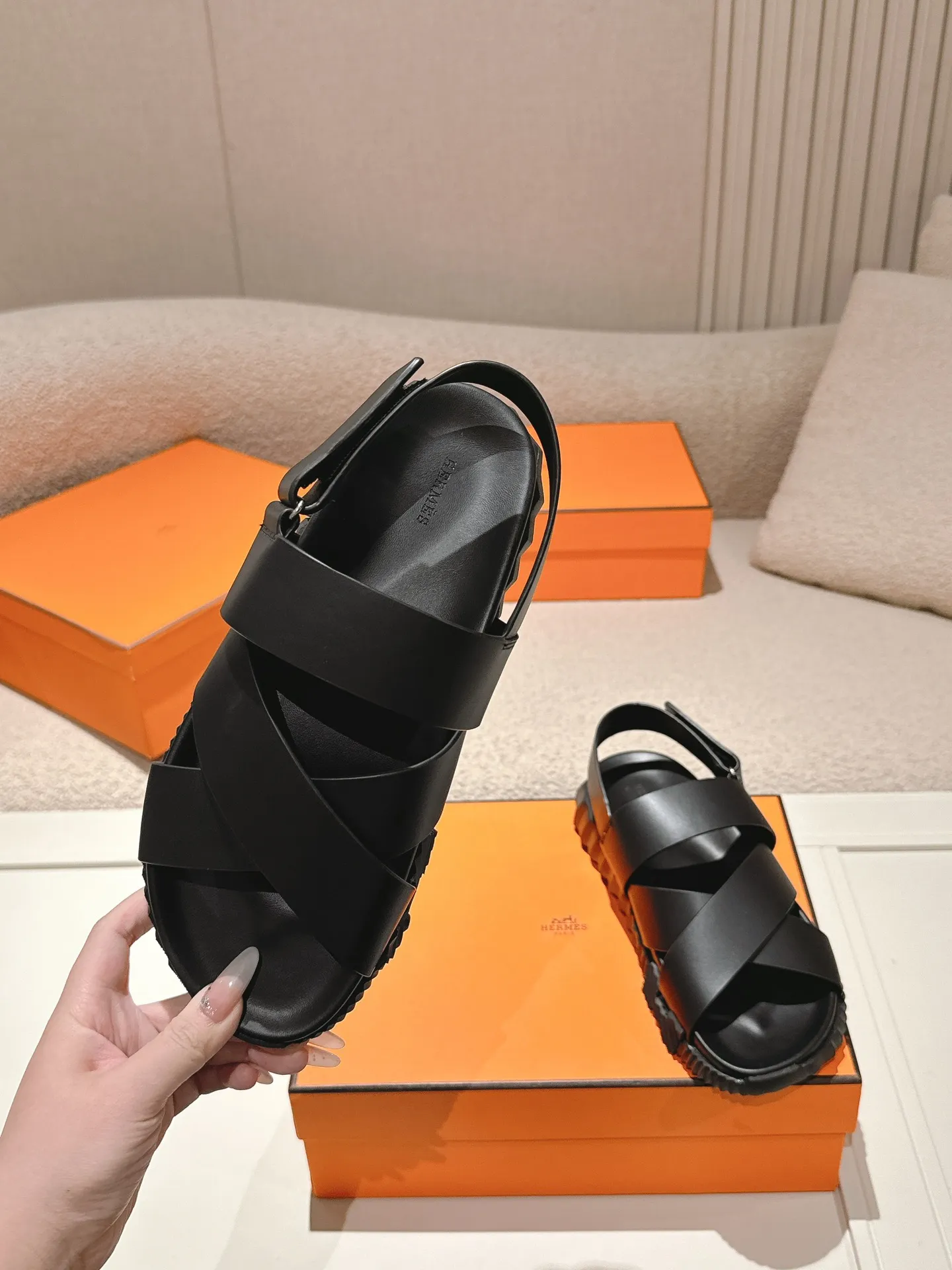 Hermès クロスサンダル ブラック スタイル - 画像 (5)