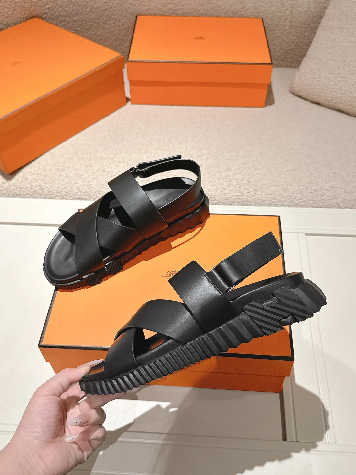 Hermès クロスサンダル ブラック スタイル - 画像 (6)