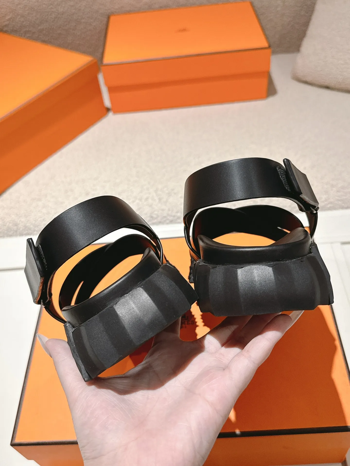 Hermès クロスサンダル ブラック スタイル - 画像 (8)