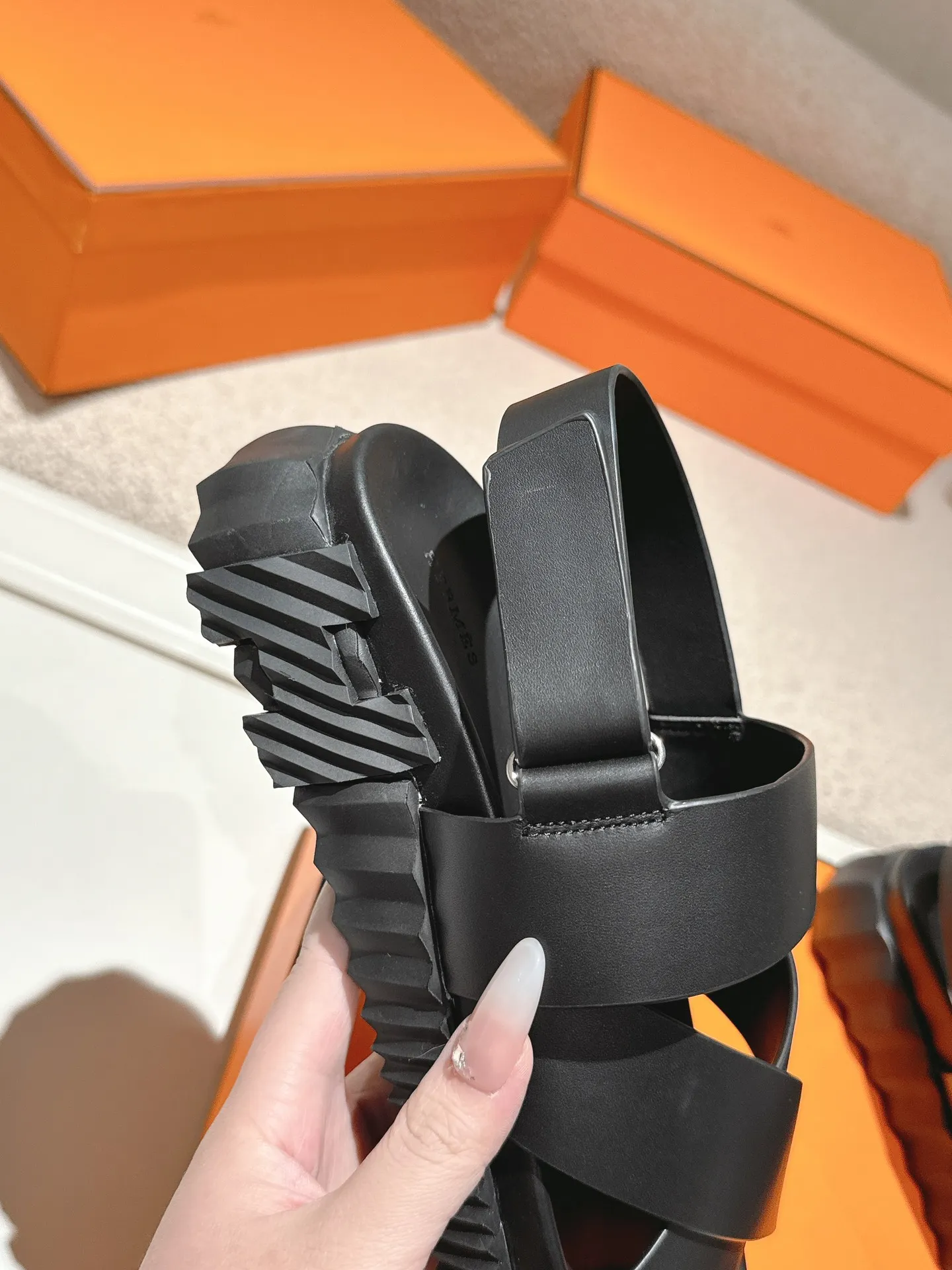 Hermès クロスサンダル ブラック スタイル - 画像 (9)