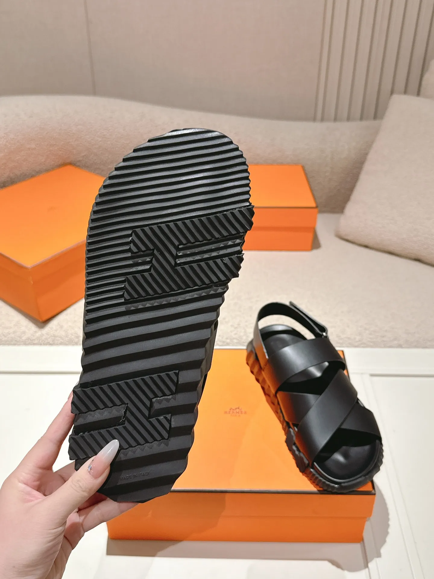 Hermès クロスサンダル ブラック スタイル - 画像 (10)