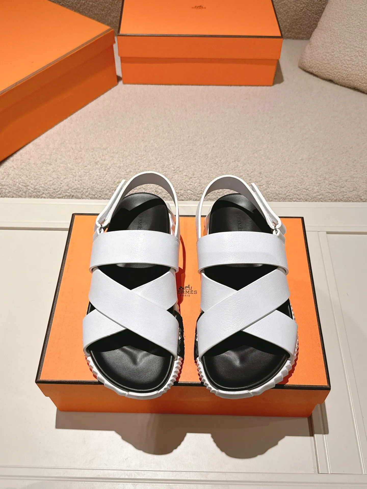 エルメス 白 クロスストラップサンダル