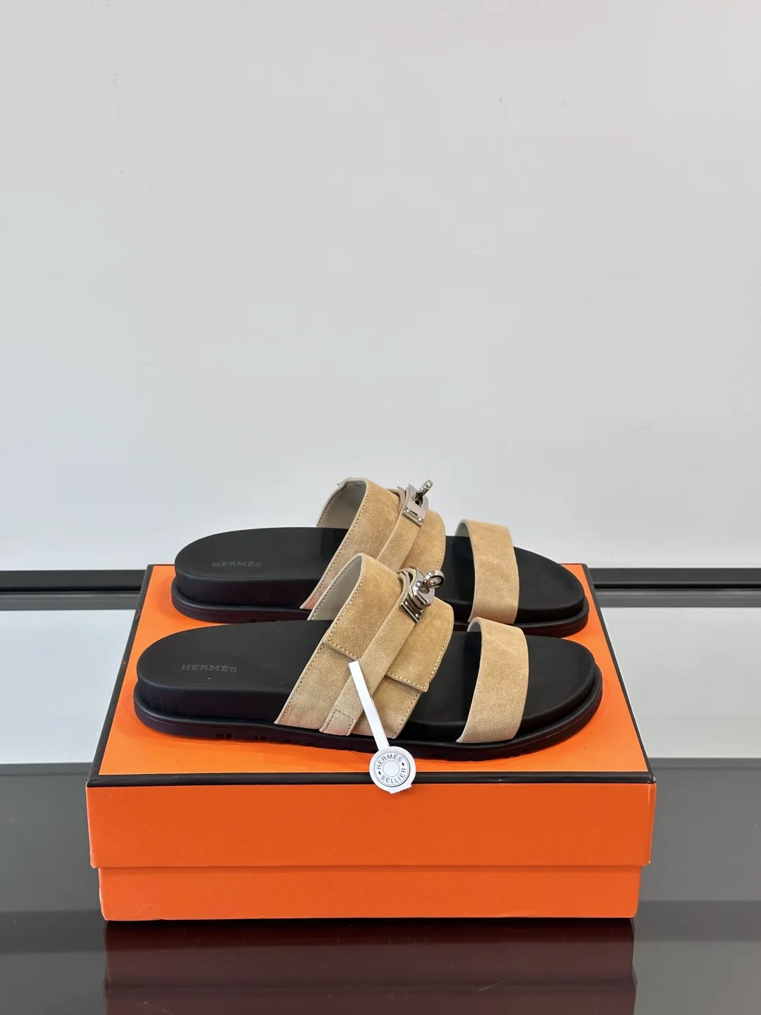 Hermès ベージュレザーサンダル男性用