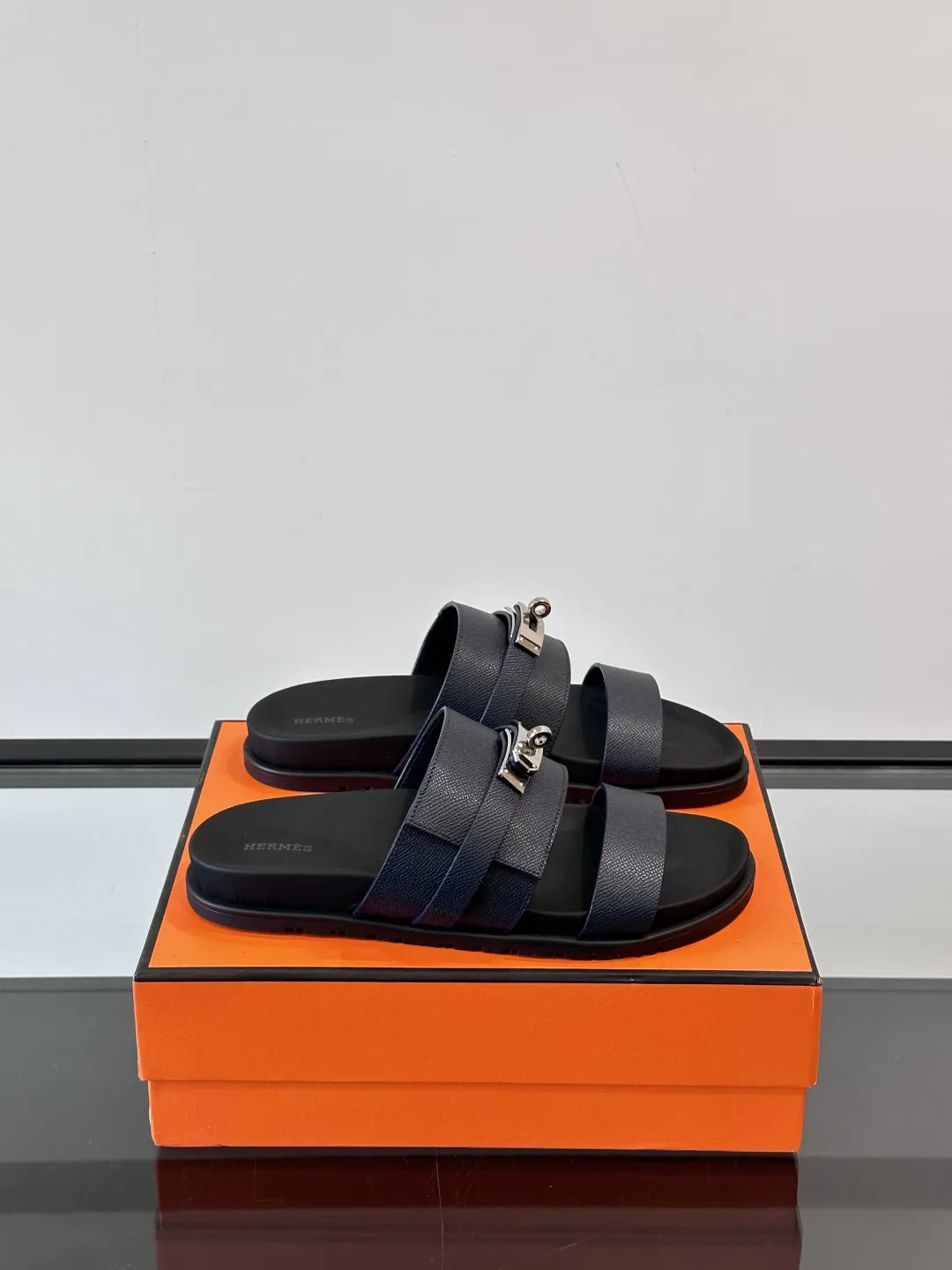 エルメス ブラック レザーサンダル 男性用