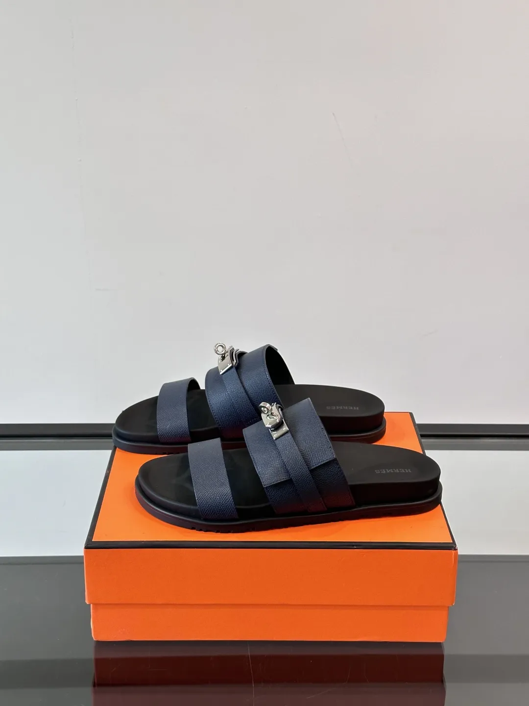 エルメス ブラック レザーサンダル 男性用 - 画像 (4)