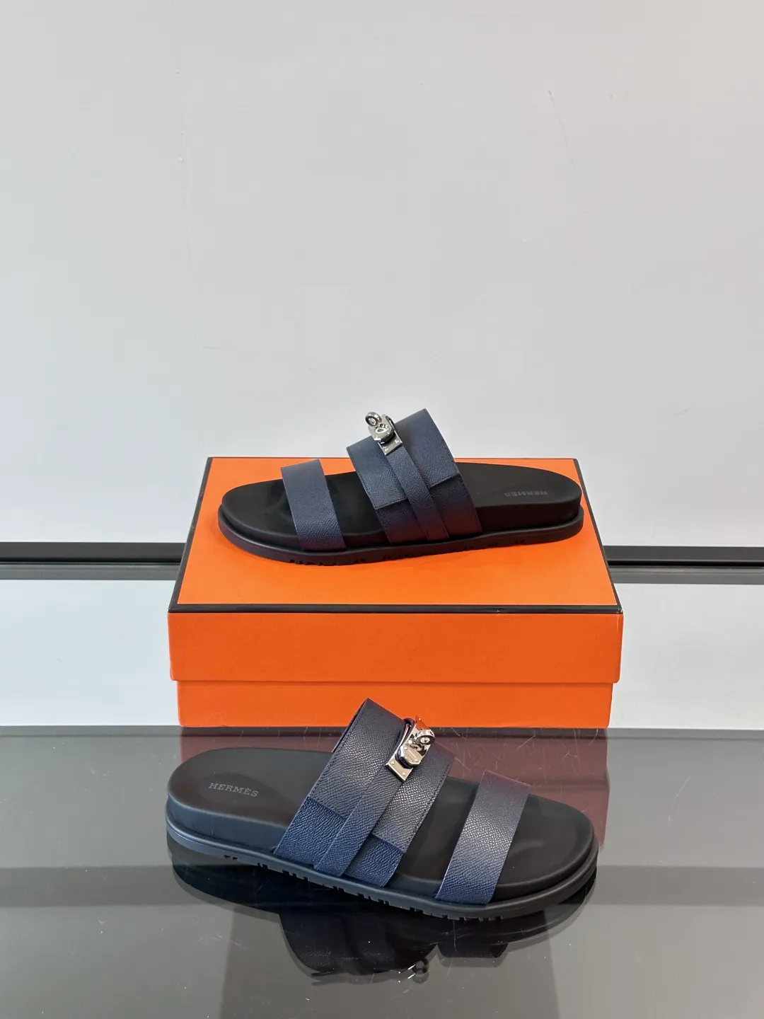 エルメス ブラック レザーサンダル 男性用 - 画像 (5)
