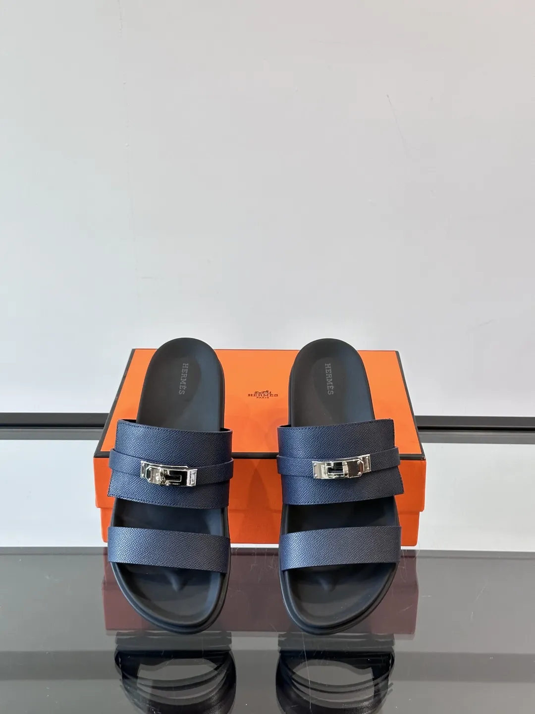 エルメス ブラック レザーサンダル 男性用 - 画像 (7)