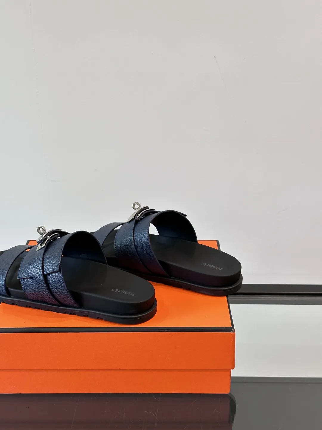 エルメス ブラック レザーサンダル 男性用 - 画像 (8)