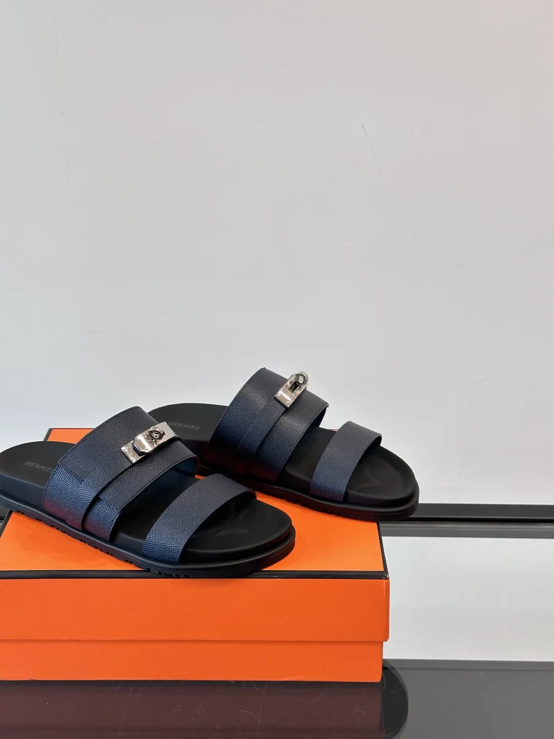 エルメス ブラック レザーサンダル 男性用 - 画像 (9)