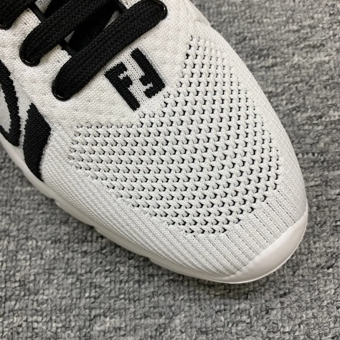 FENDI 白黒スニーカー LOVEデザイン - 画像 (4)