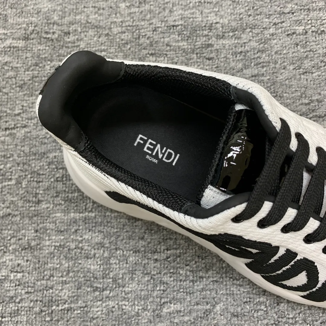 FENDI 白黒スニーカー LOVEデザイン - 画像 (5)