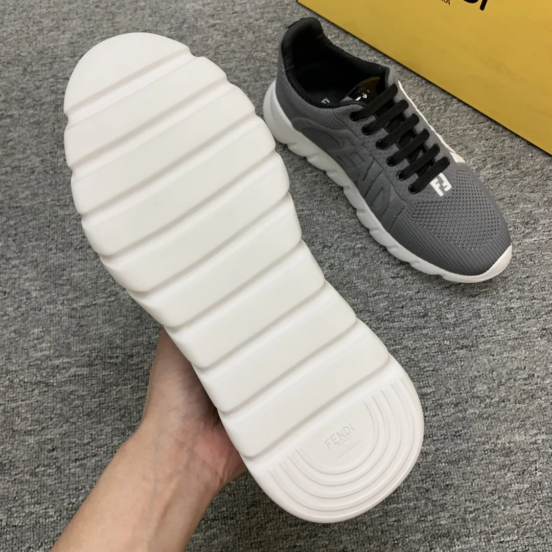 FENDI グレー スニーカー ラブデザイン - 画像 (3)