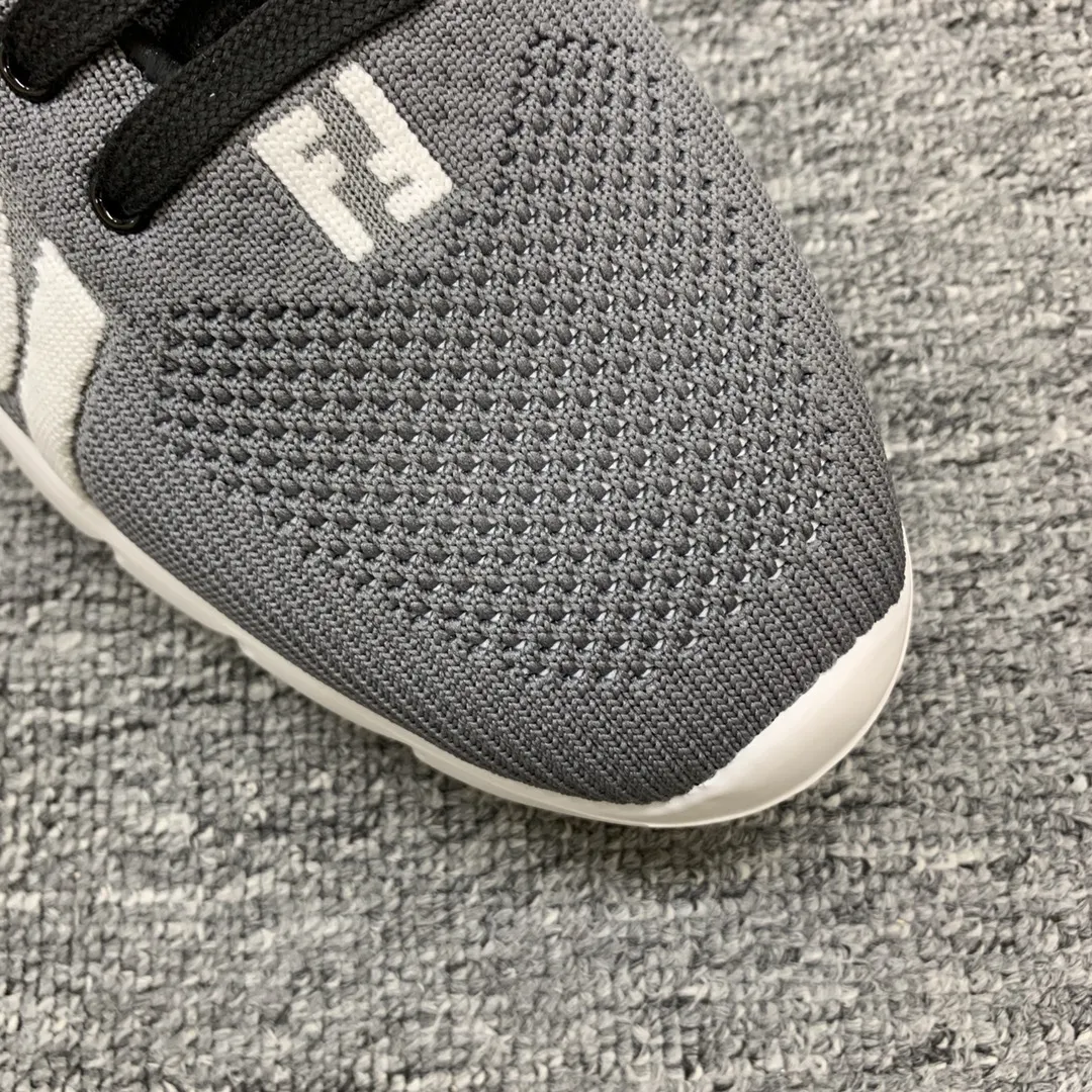 FENDI グレー スニーカー ラブデザイン - 画像 (4)