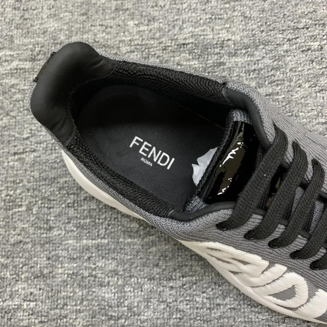 FENDI グレー スニーカー ラブデザイン - 画像 (5)
