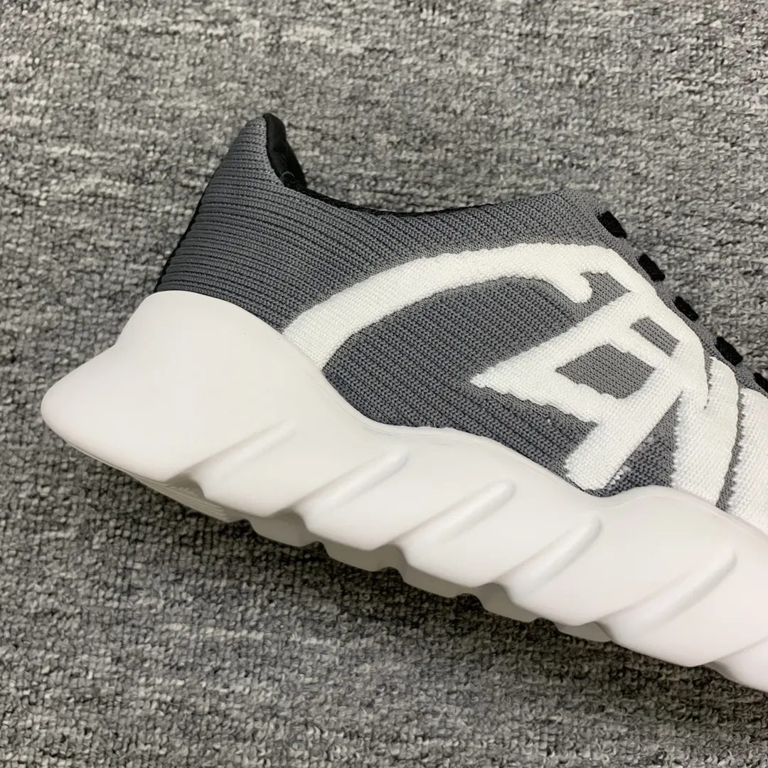 FENDI グレー スニーカー ラブデザイン - 画像 (6)