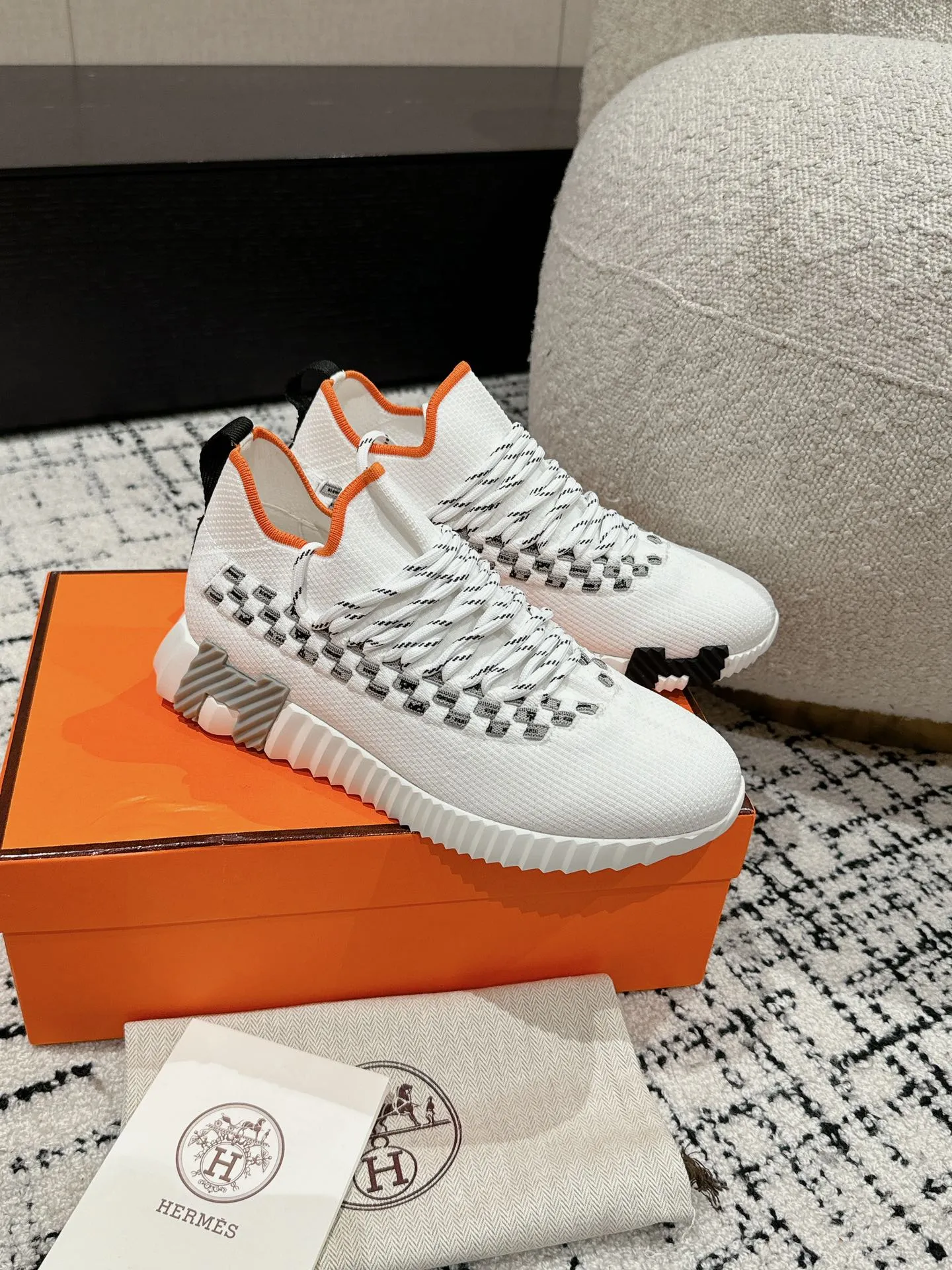 エルメス 厚底スニーカー ホワイト オレンジ スタイル