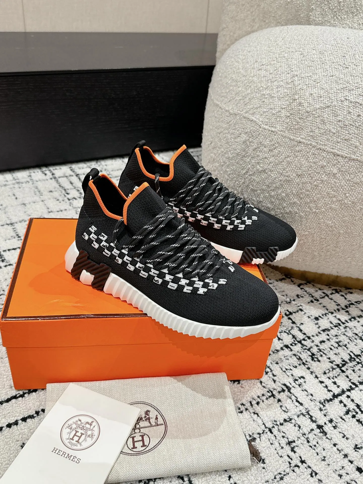 Hermès 厚底スニーカー ブラック オレンジ