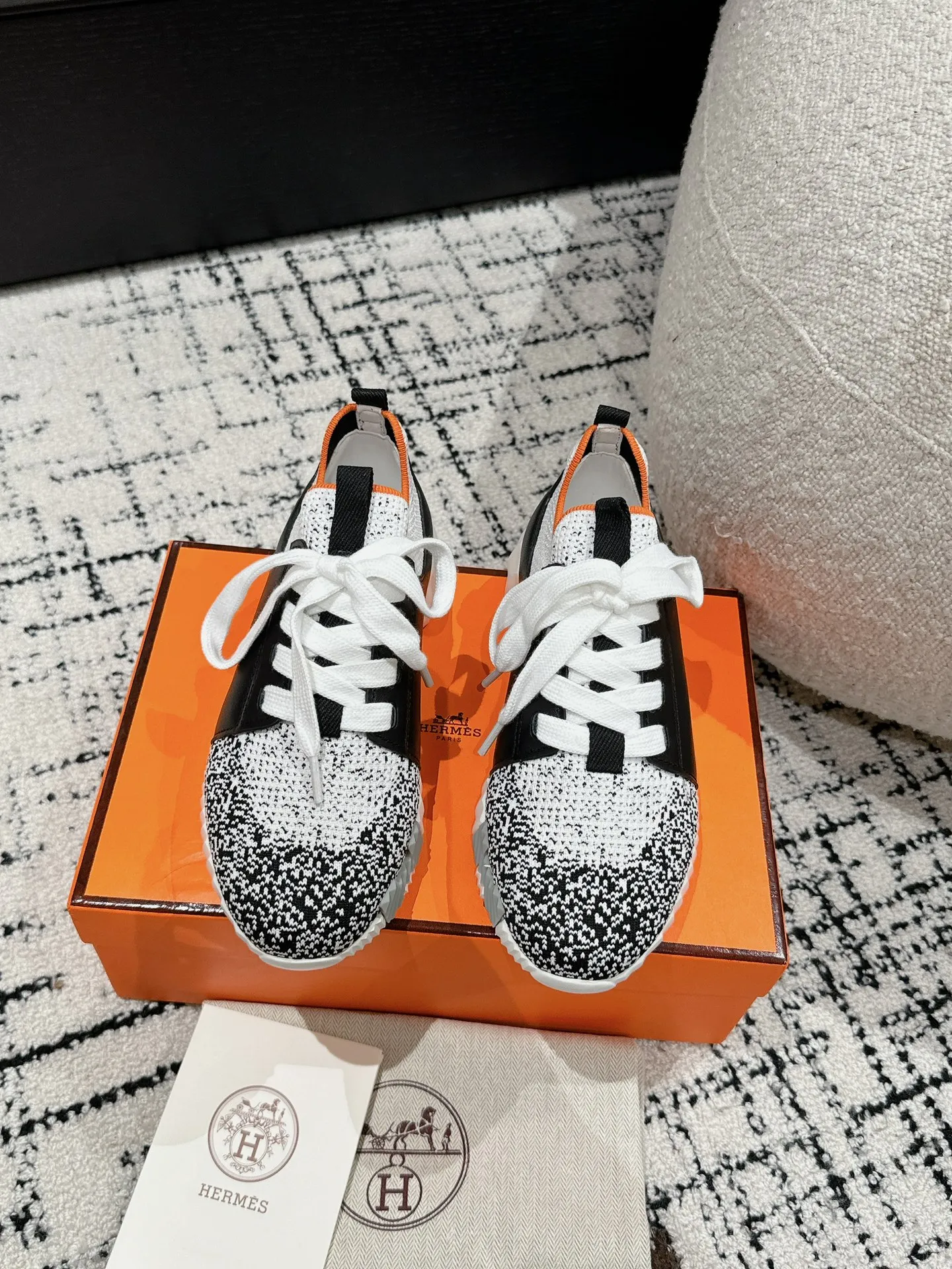 Hermès 厚底スニーカー 白黒 オレンジ - 画像 (3)