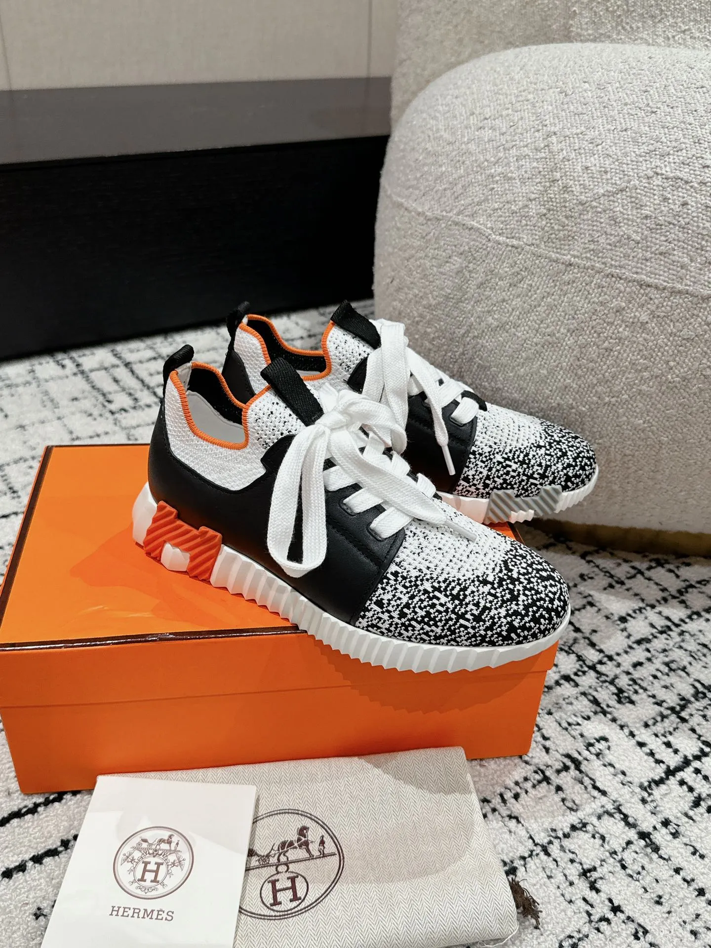 Hermès 厚底スニーカー 白黒 オレンジ