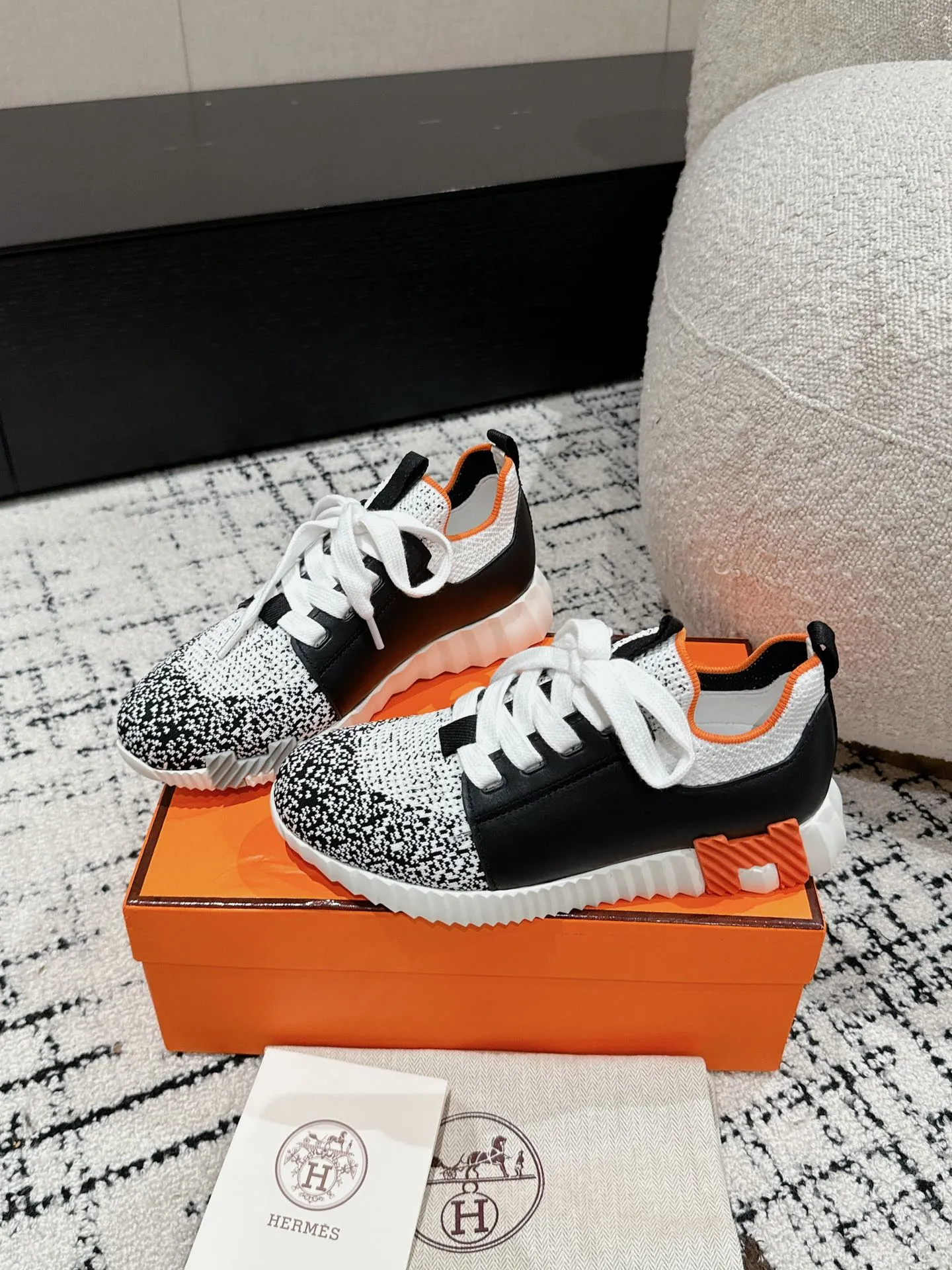 Hermès 厚底スニーカー 白黒 オレンジ - 画像 (4)