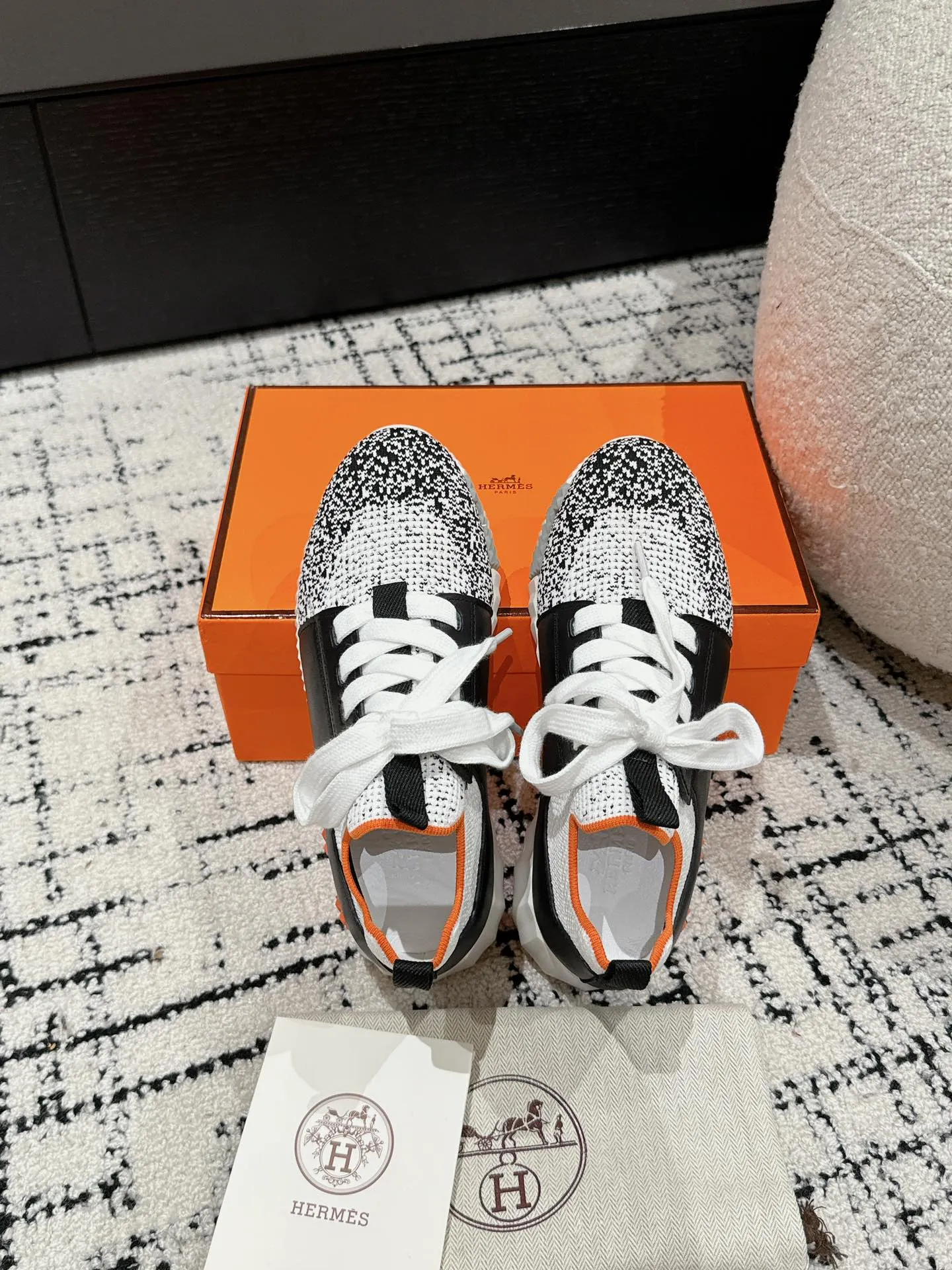 Hermès 厚底スニーカー 白黒 オレンジ - 画像 (5)