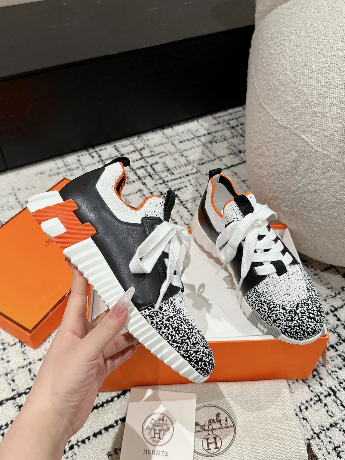 Hermès 厚底スニーカー 白黒 オレンジ - 画像 (6)