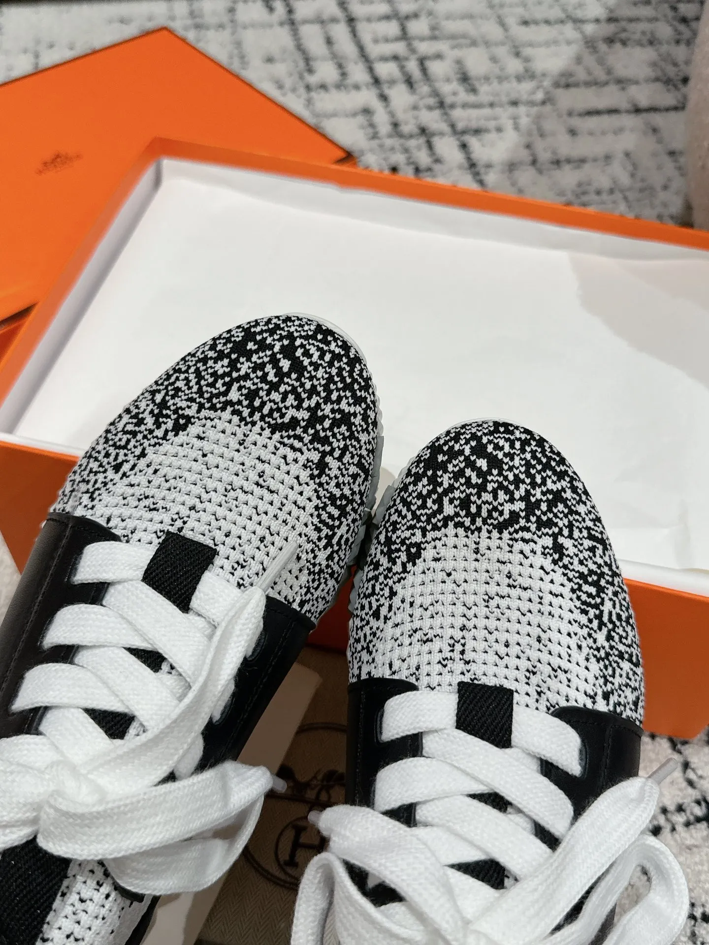 Hermès 厚底スニーカー 白黒 オレンジ - 画像 (7)