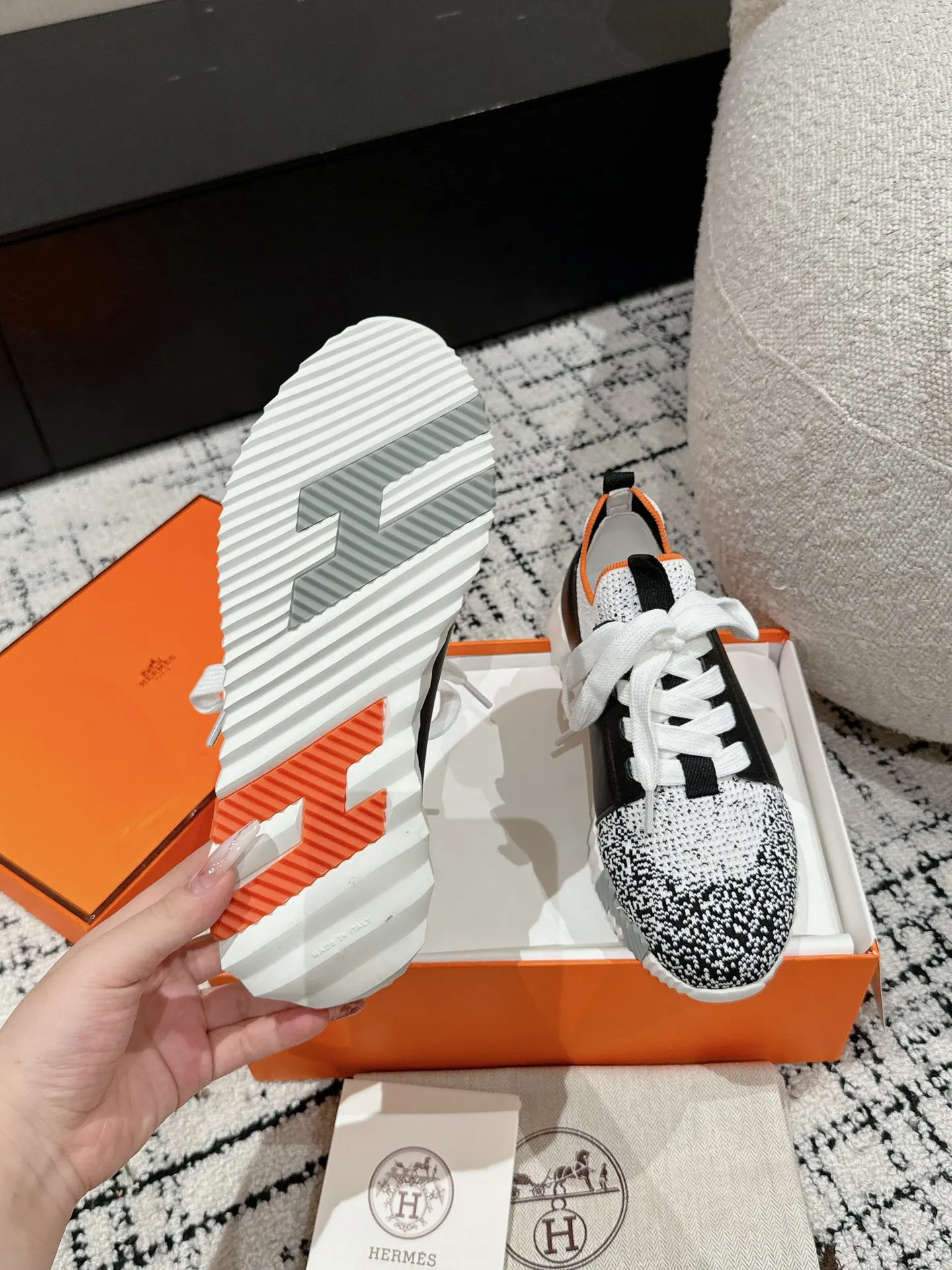 Hermès 厚底スニーカー 白黒 オレンジ - 画像 (10)
