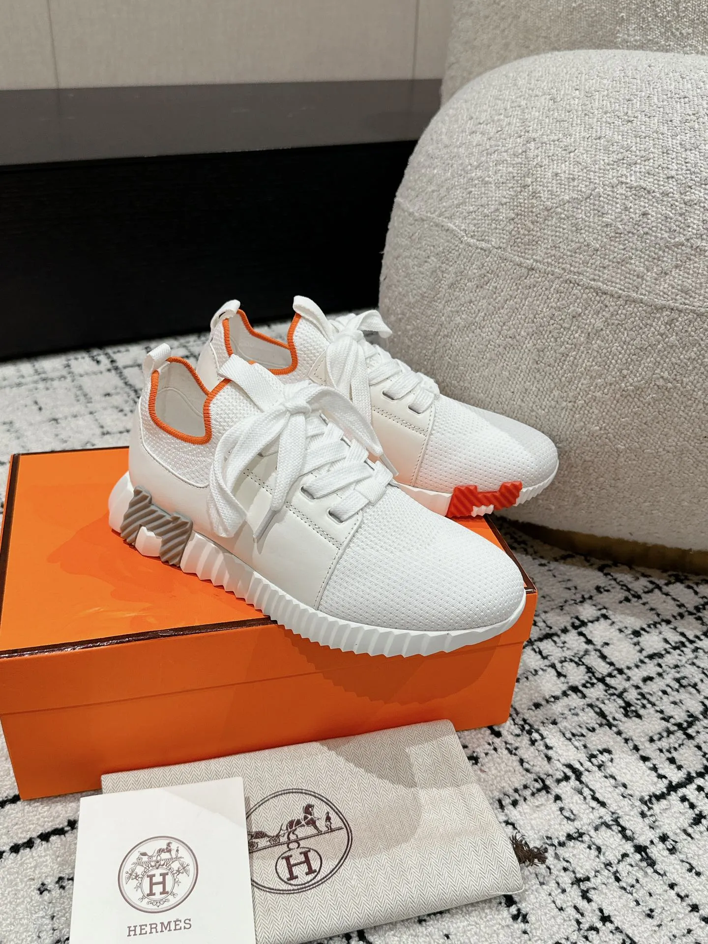 エルメス 白 厚底スニーカー カップルスタイル