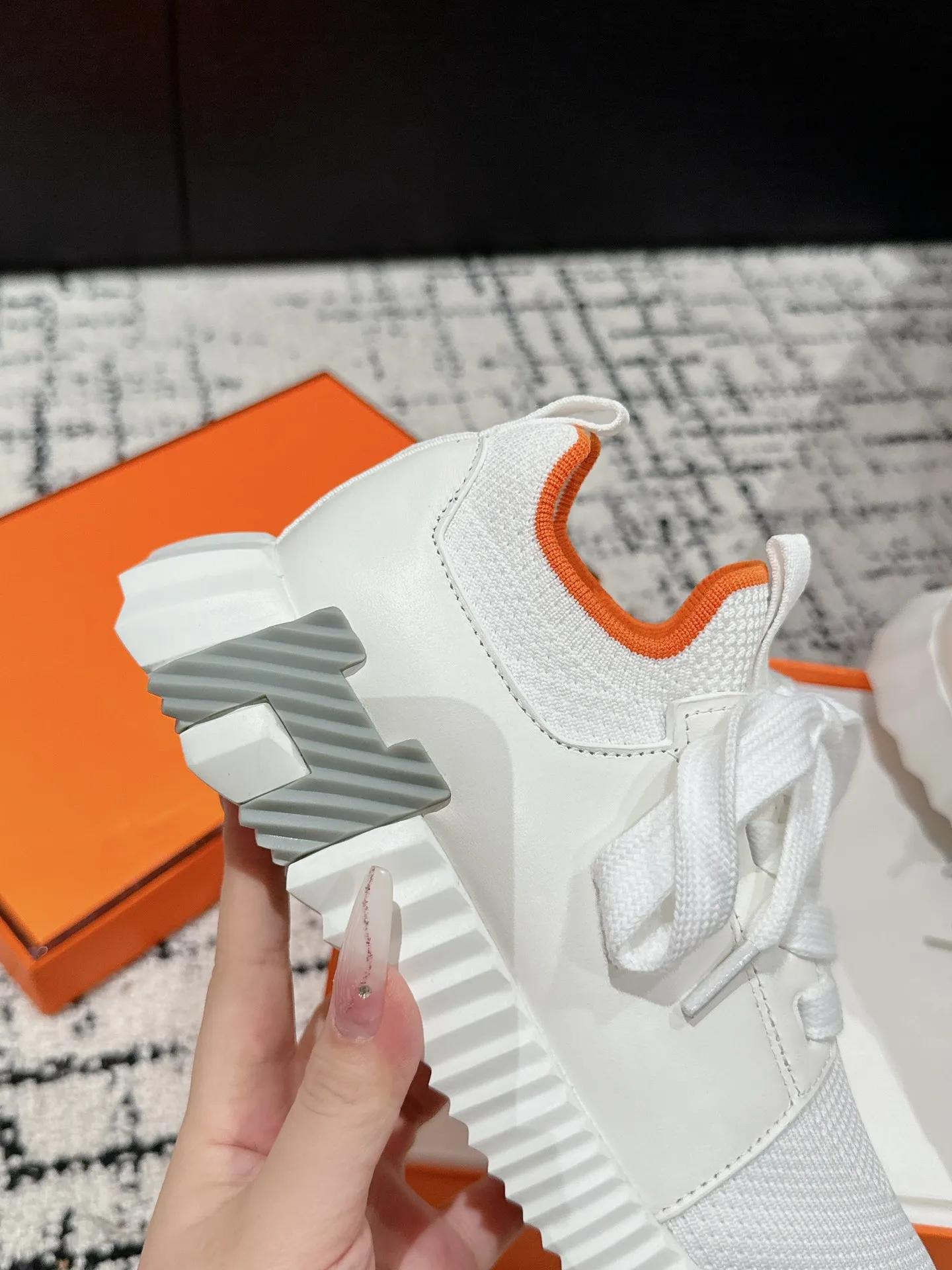 エルメス 白 厚底スニーカー カップルスタイル - 画像 (7)