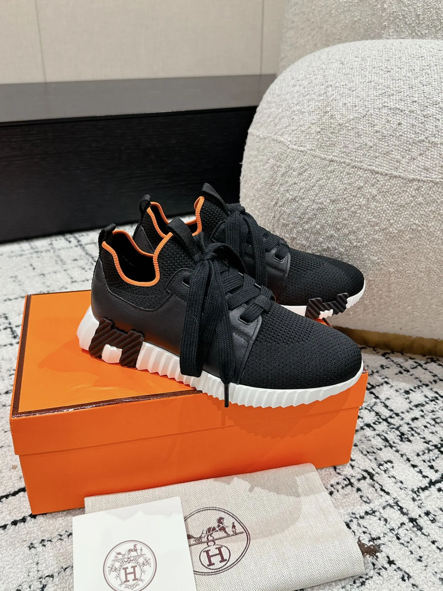 エルメス 厚底スニーカー ブラック カップルスタイル