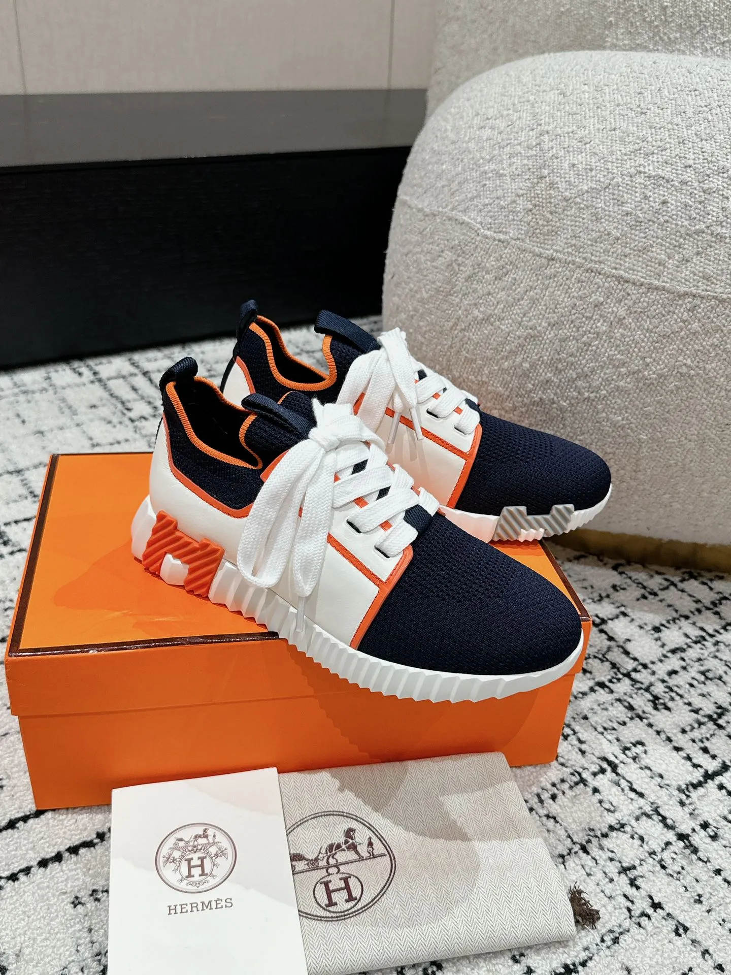 ヘルメス厚底スニーカーオレンジ×ネイビー秋冬新作
