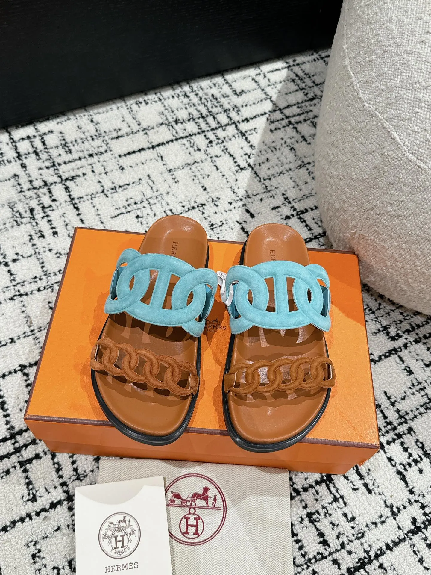 HERMES 新作豚鼻デザインの二舅ミュール ブルー